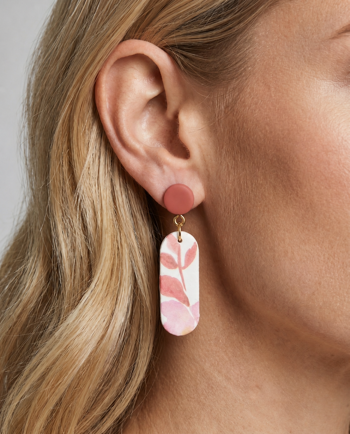 Pendientes Kaiora Soft Garden florales acuarela rosas con detalle dorado