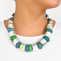 Collar Kaiora Lago con cuentas grandes textiles botánicas y suaves en tonos verdes y azules