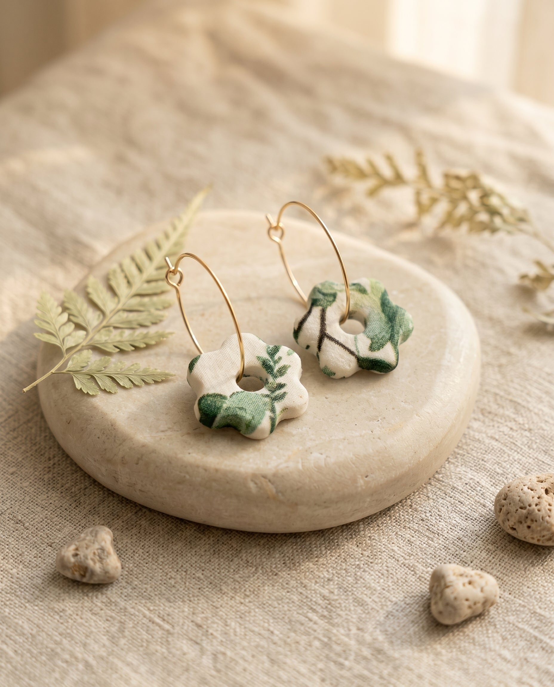 Pendientes Estrella Floral Kaiora con estampado verde y aros dorados
