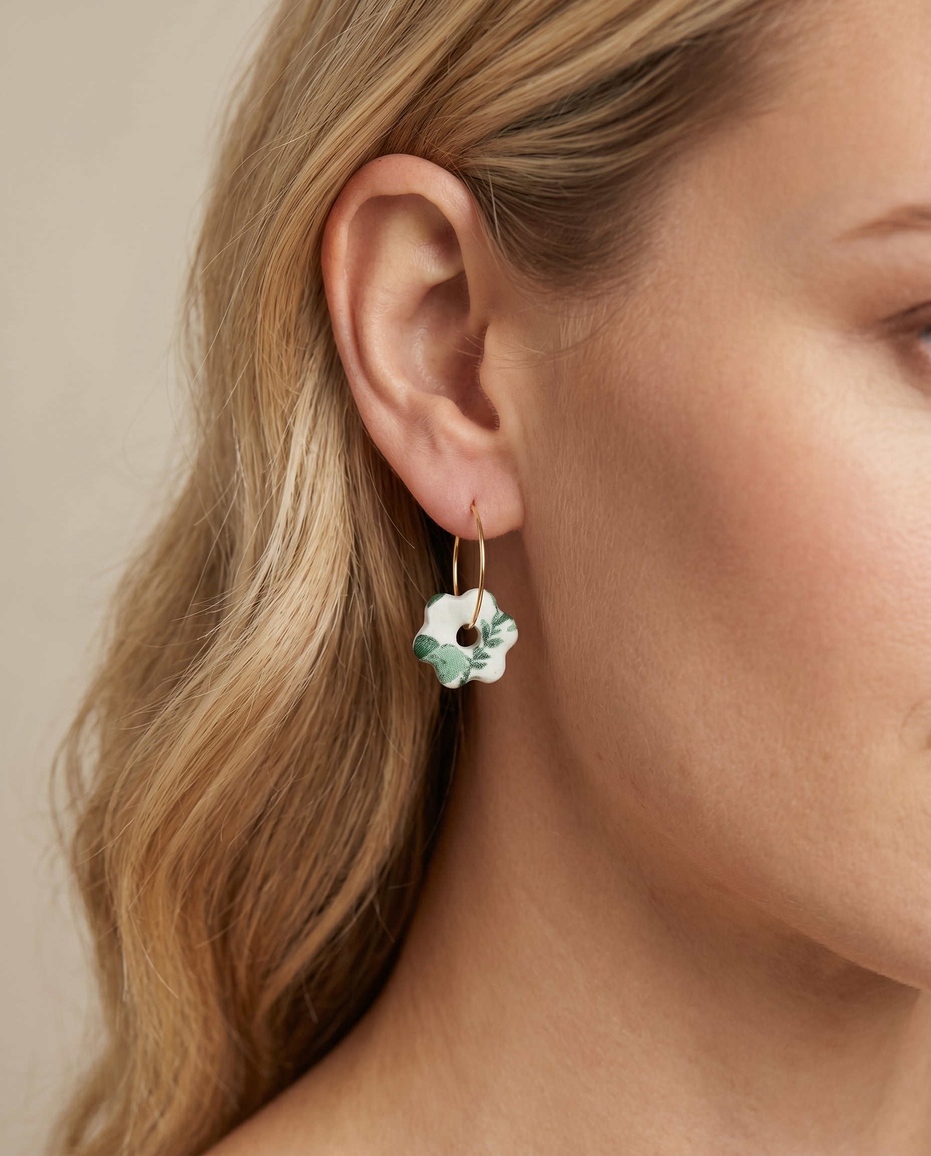 Pendientes Kaiora Estrella Floral de aro dorado con colgante floral verde y blanco