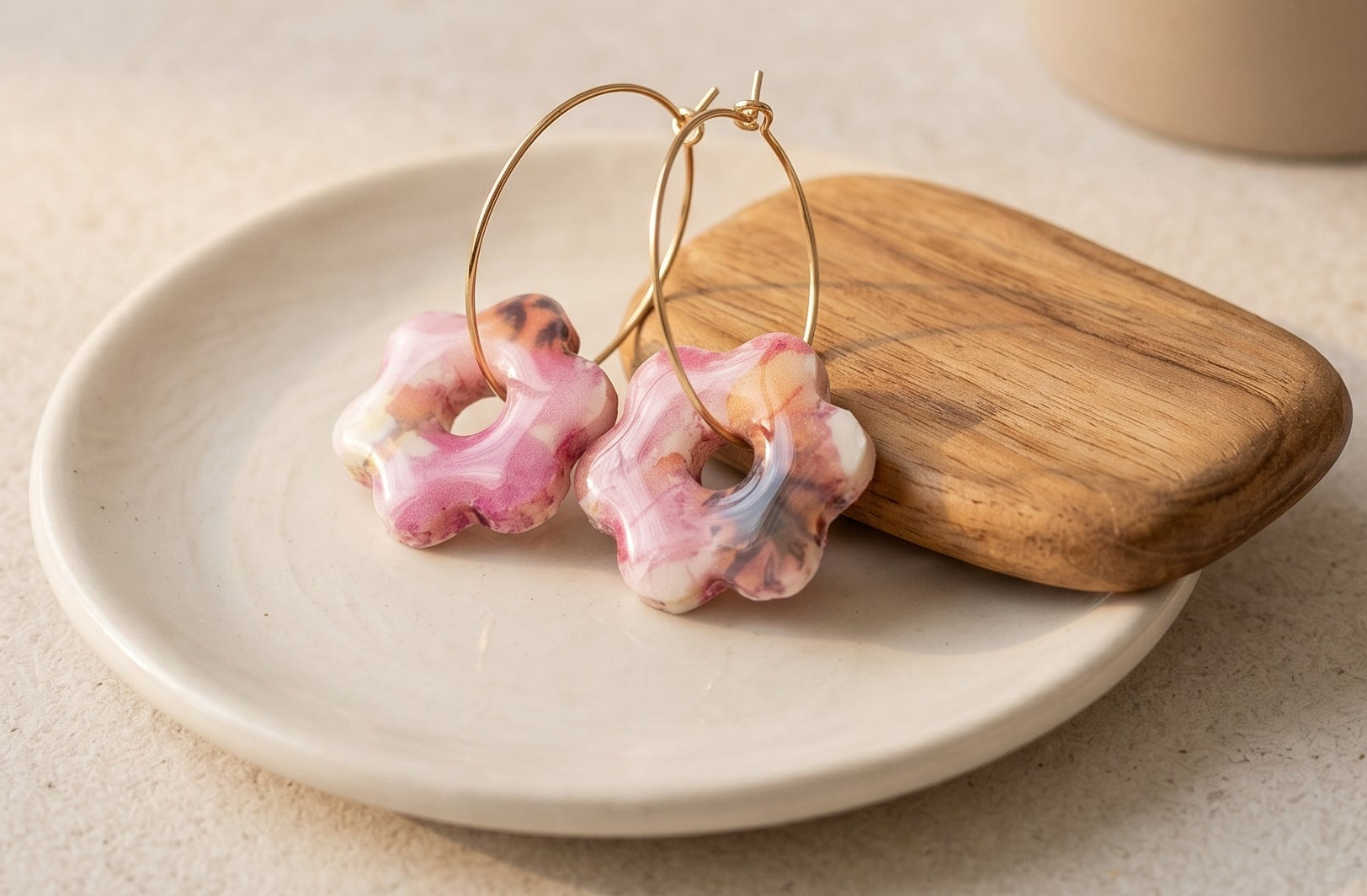 Pendientes Estrella Floral Kaiora aros dorados con charms florales rosados
