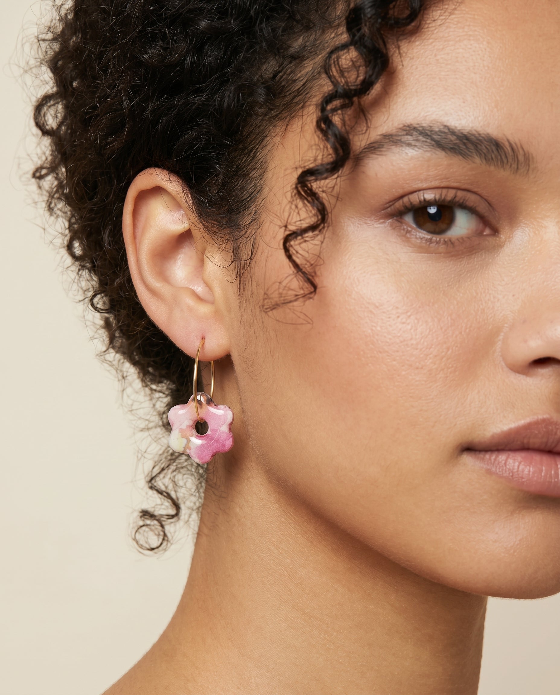 Pendientes Estrella Floral Kaiora de aro dorado con charm floral rosa y blanco