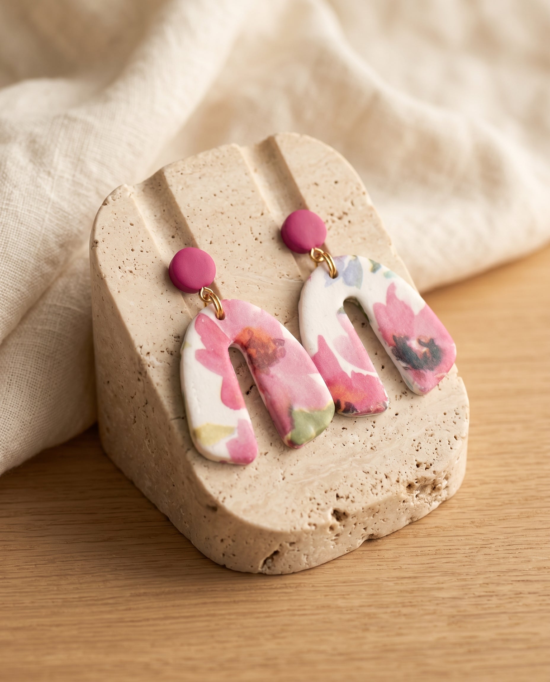Pendientes Kaiora Bloom de arco con estampado floral rosa y blanco