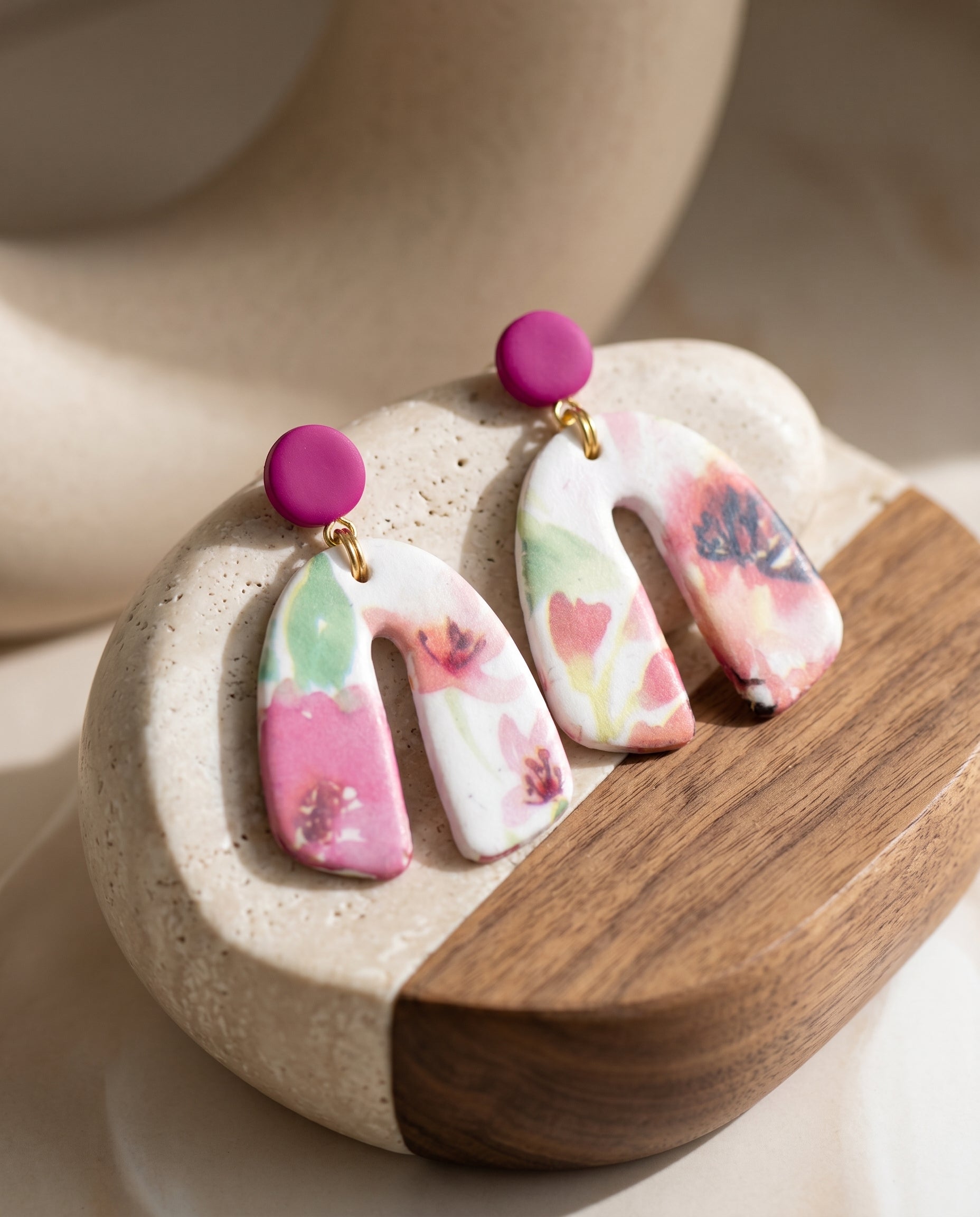 Pendientes Kaiora Bloom de arco con estampado floral rosa y fucsia