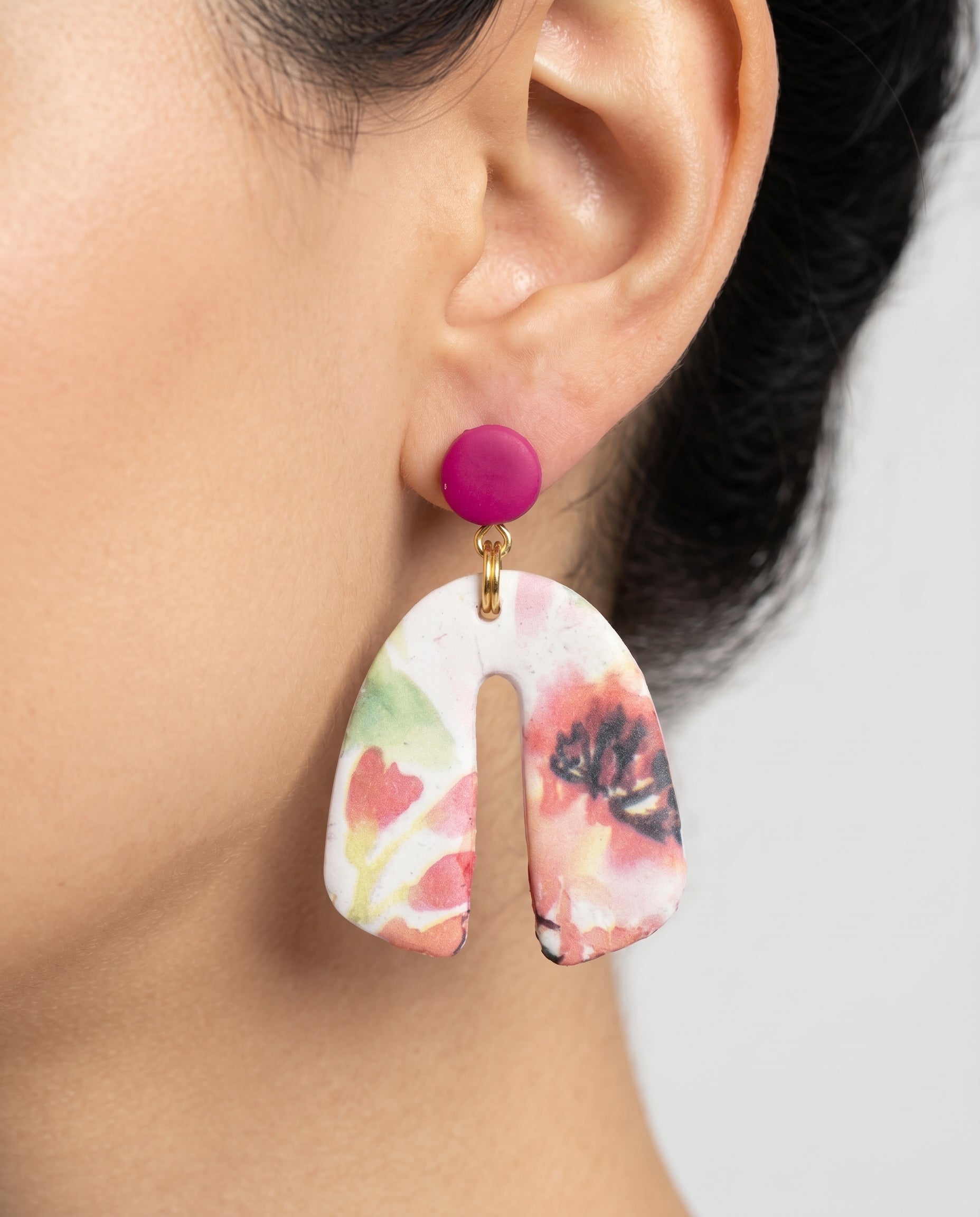 Pendientes Kaiora Bloom de arco con estampado floral y stud fucsia