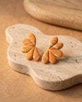 Pendientes Soft Petals Kaiora naranjas con rayas blancas y pan de oro