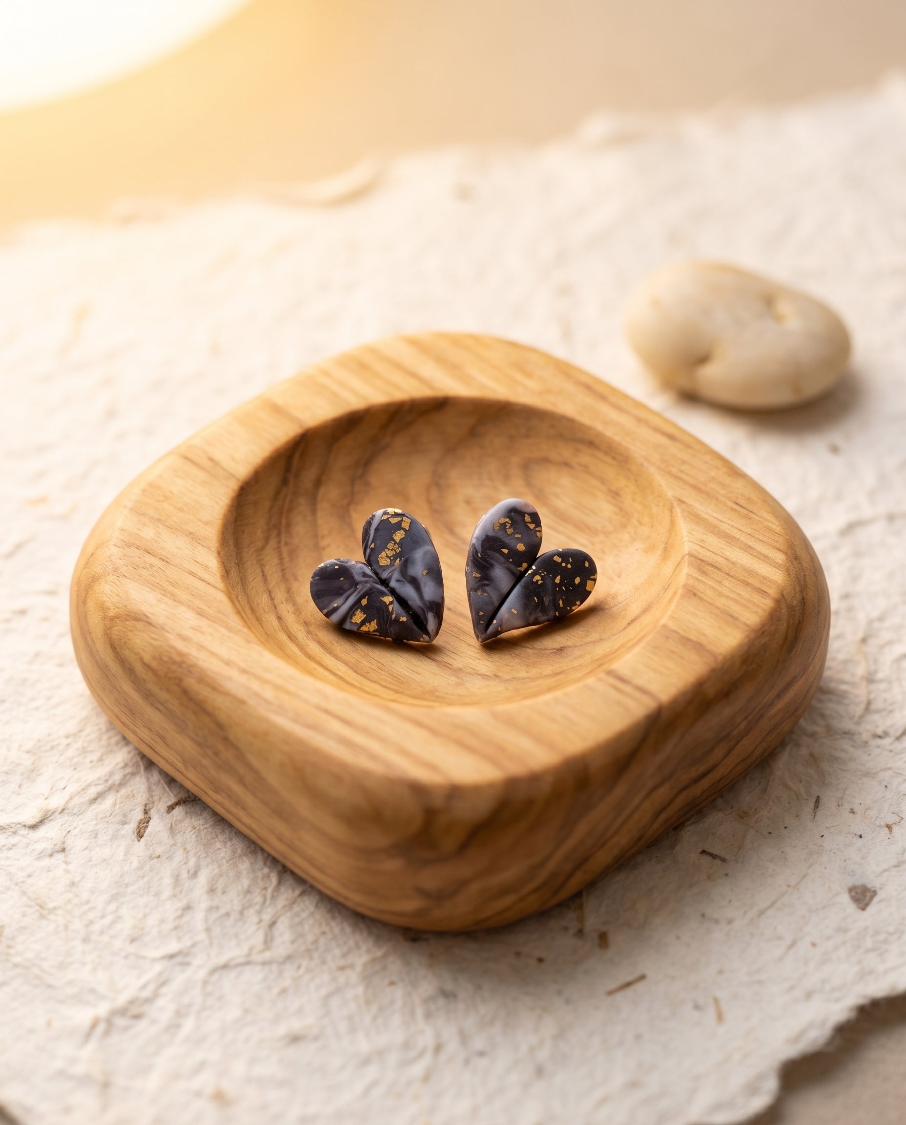 Pendientes Kaiora Heart marmoleados negros y grises con motas doradas