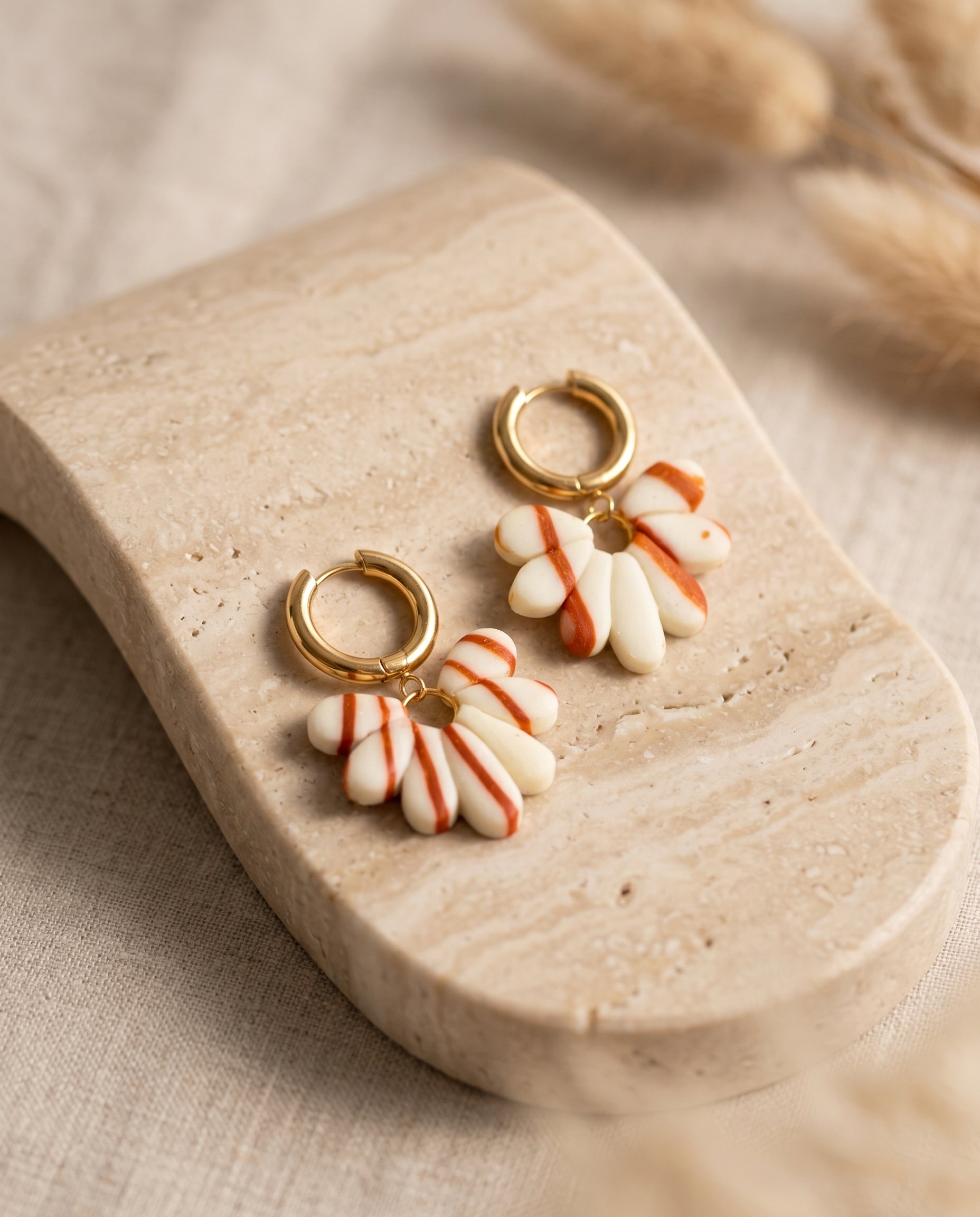 Pendientes Kaiora Dune Bloom dorados de acero inoxidable con diseño floral crema y naranja