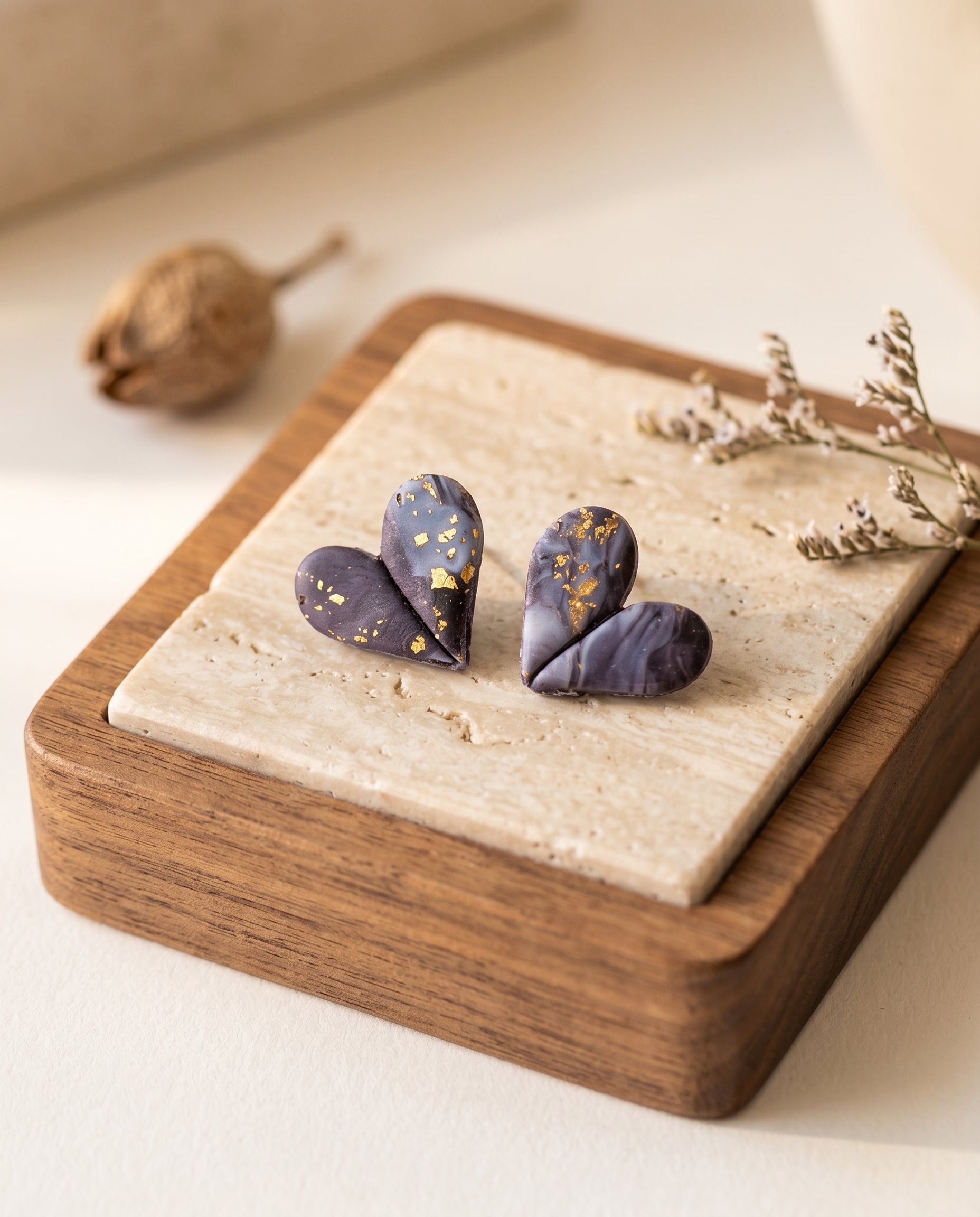 Pendientes Heart Kaiora púrpura marmoleado con detalles dorados