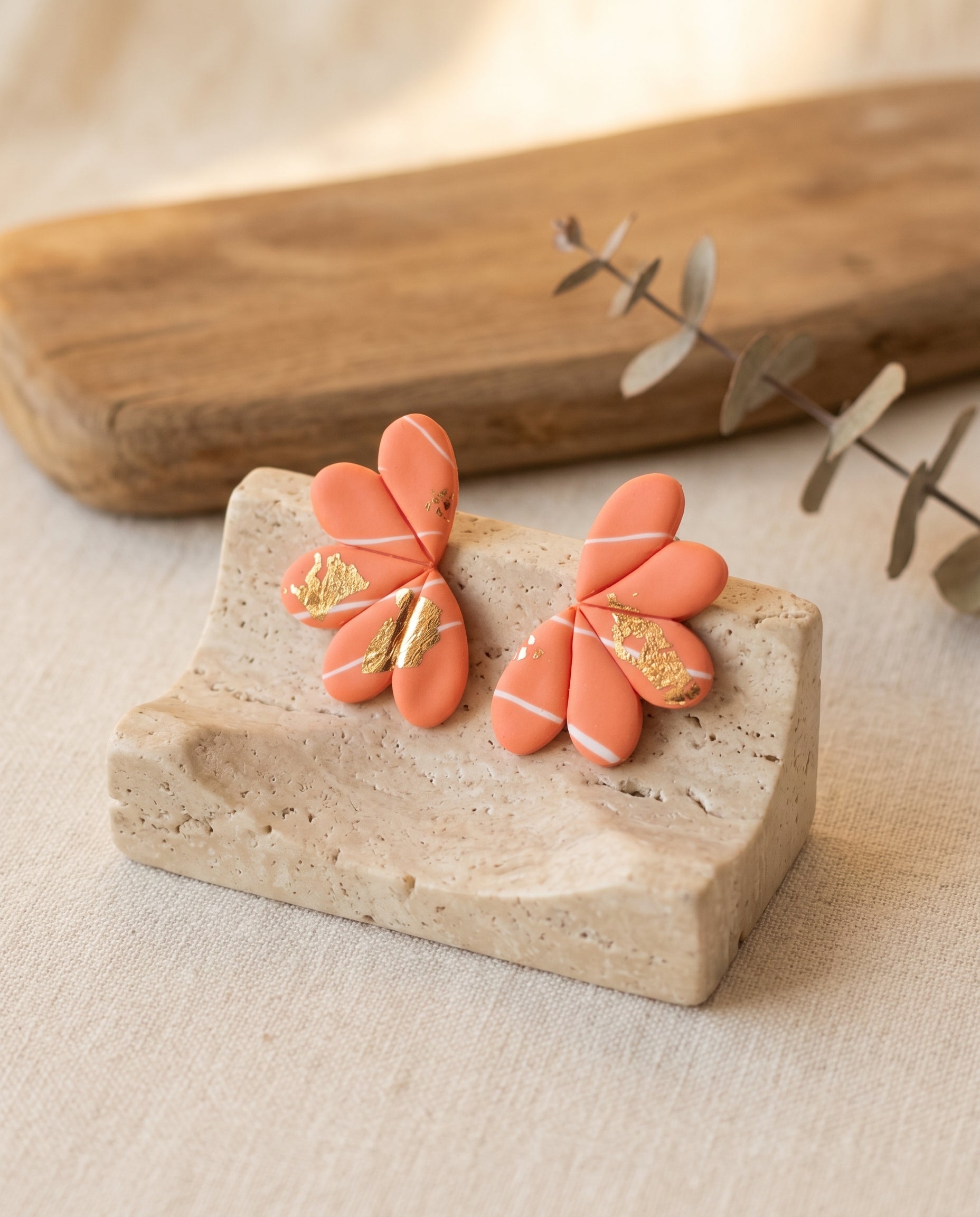 Pendientes Soft Petals Kaiora de arcilla polimérica coral con pan de oro