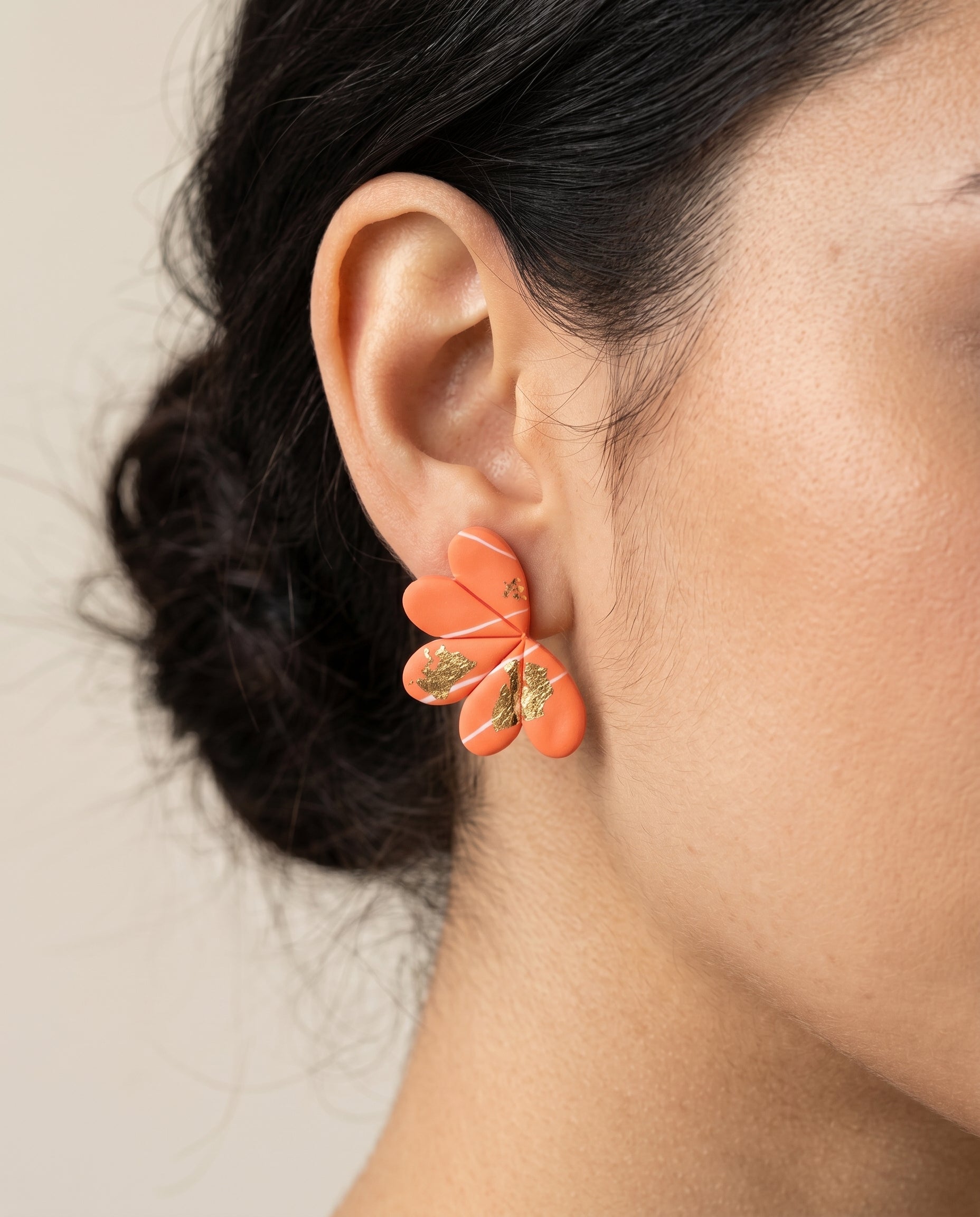Pendientes Kaiora Soft Petals naranjas con pan de oro y diseño floral artesanal