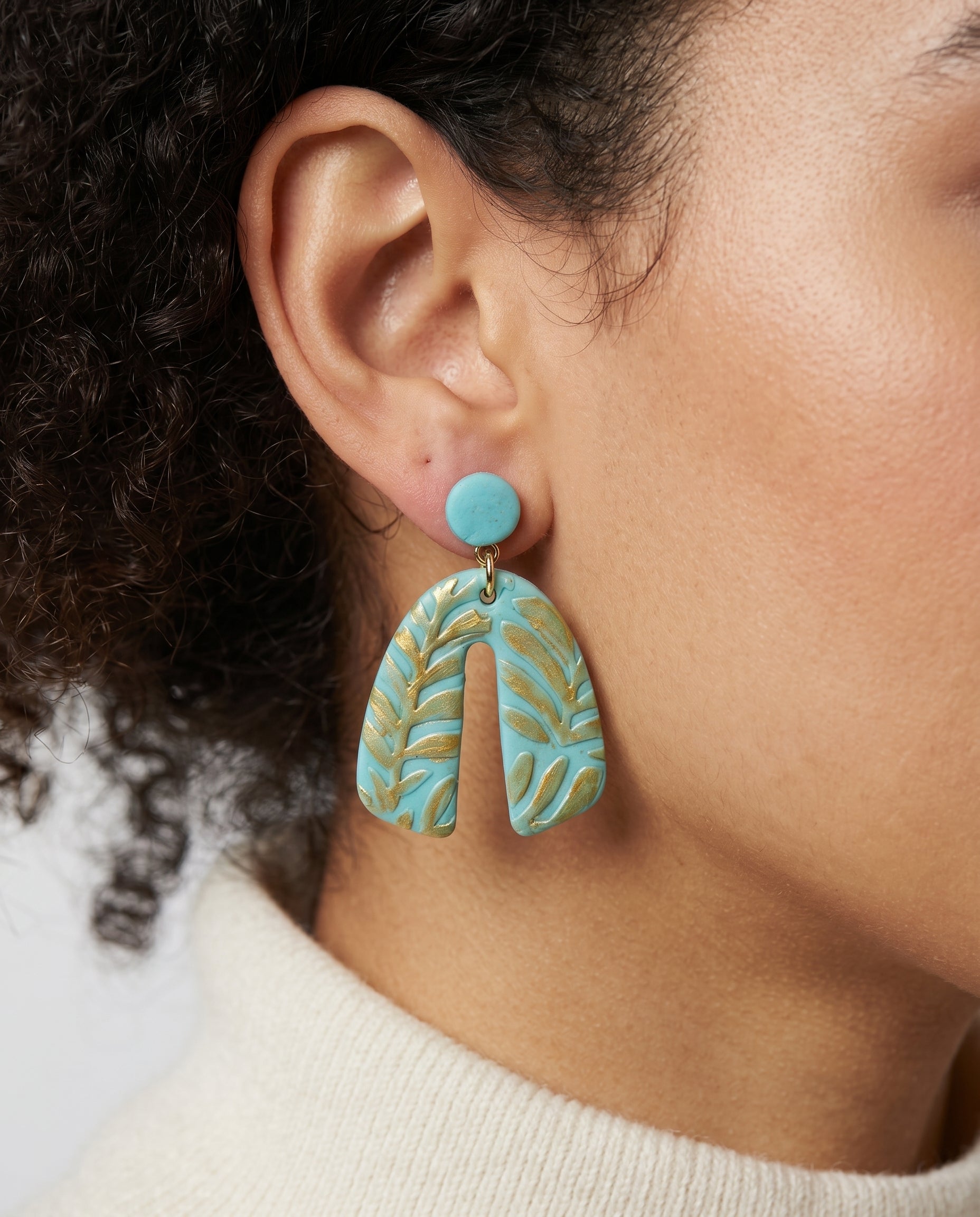 Pendientes Kaiora turquesa con hojas doradas en forma de arco