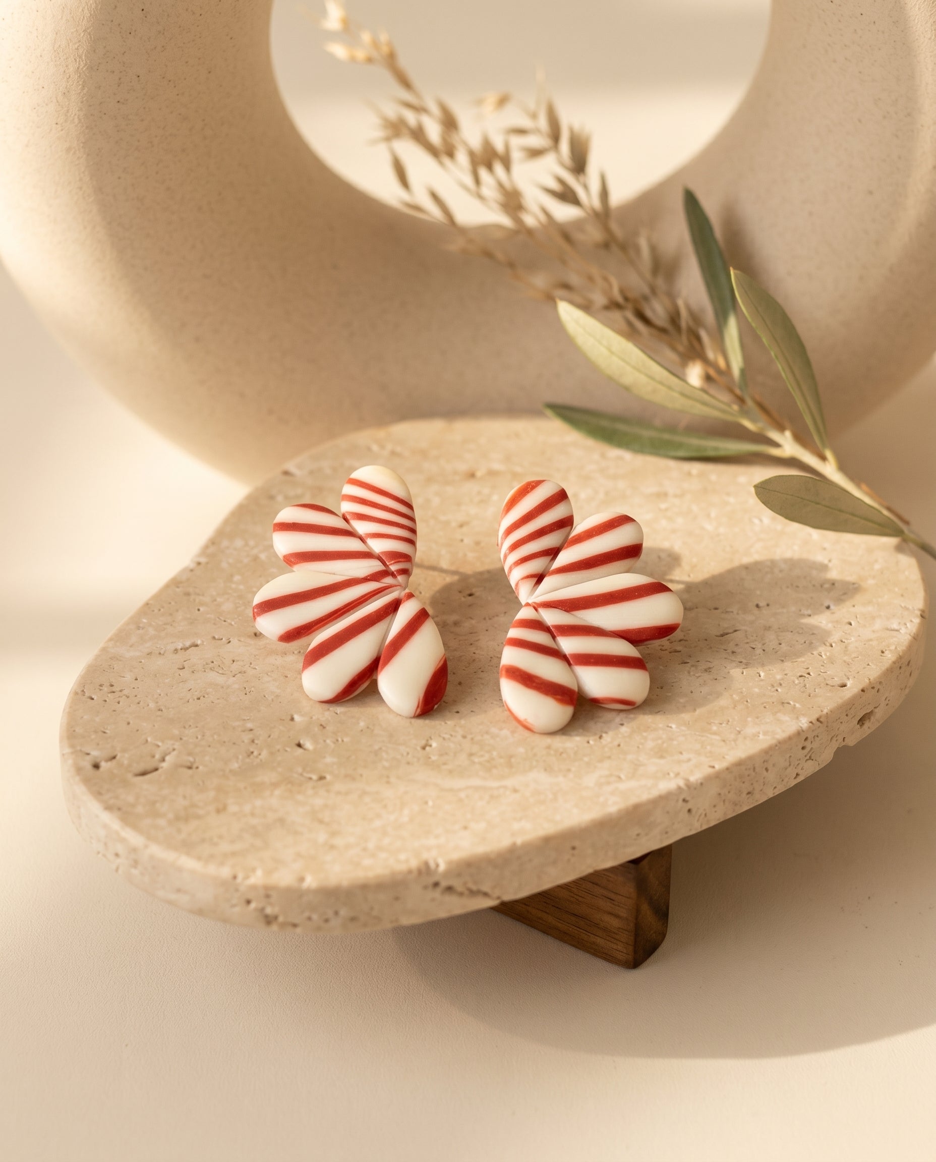Pendientes Kaiora Soft Petals de pétalos rayados rojos y blancos