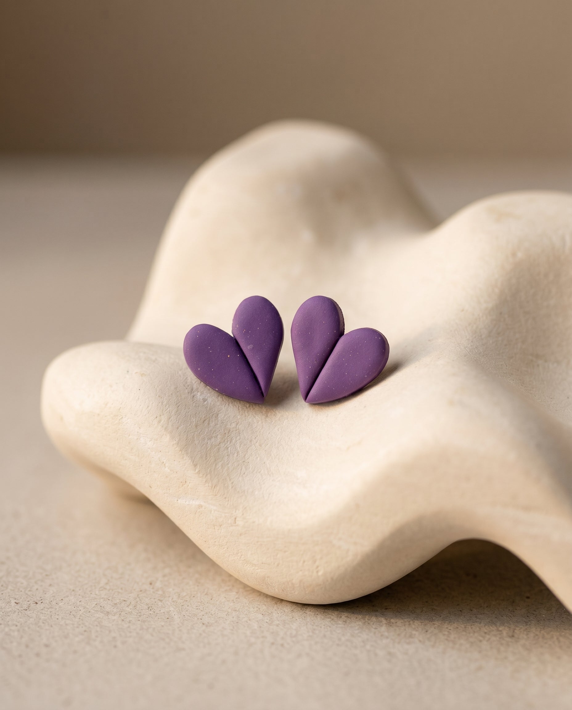 Pendientes corazón morados de Kaiora, diseño elegante y versátil