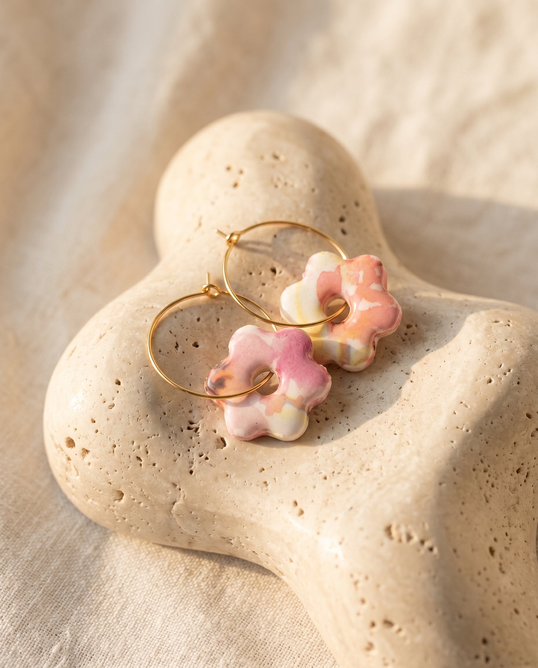 Pendientes Kaiora Estrella Floral dorados con estampado floral rosa, blanco y naranja
