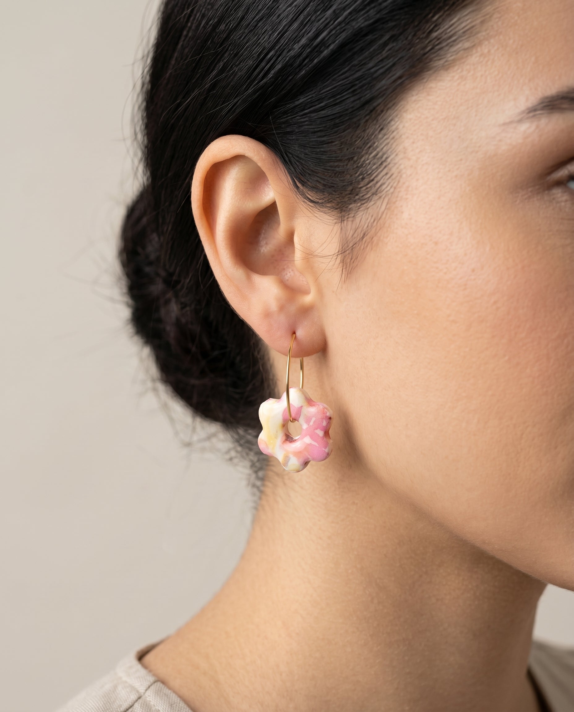 Pendientes Kaiora Estrella Floral con aro dorado y colgante floral en tonos pastel rosa, blanco y amarillo