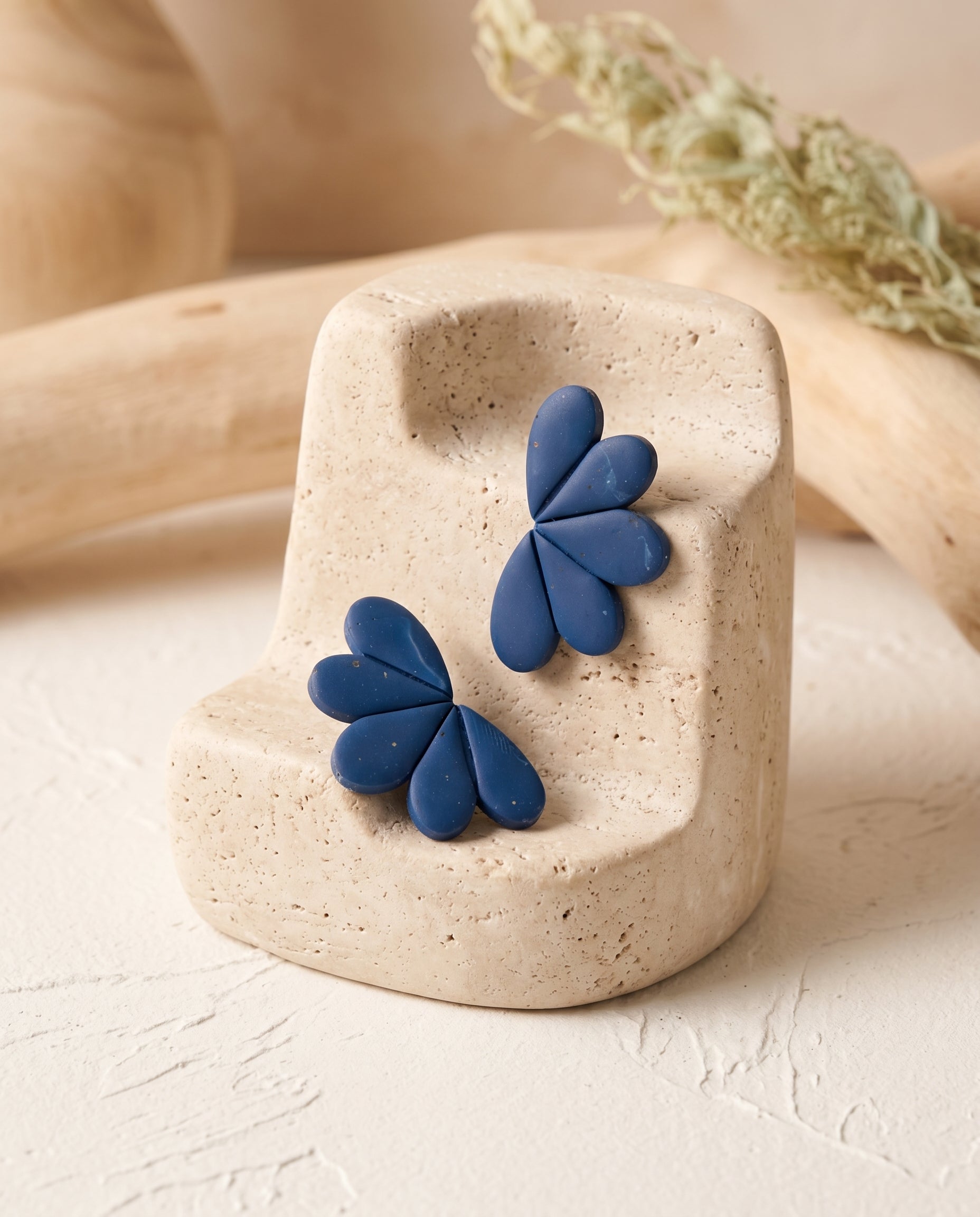 Pendientes azules Soft Petals de arcilla polimérica con forma de flor