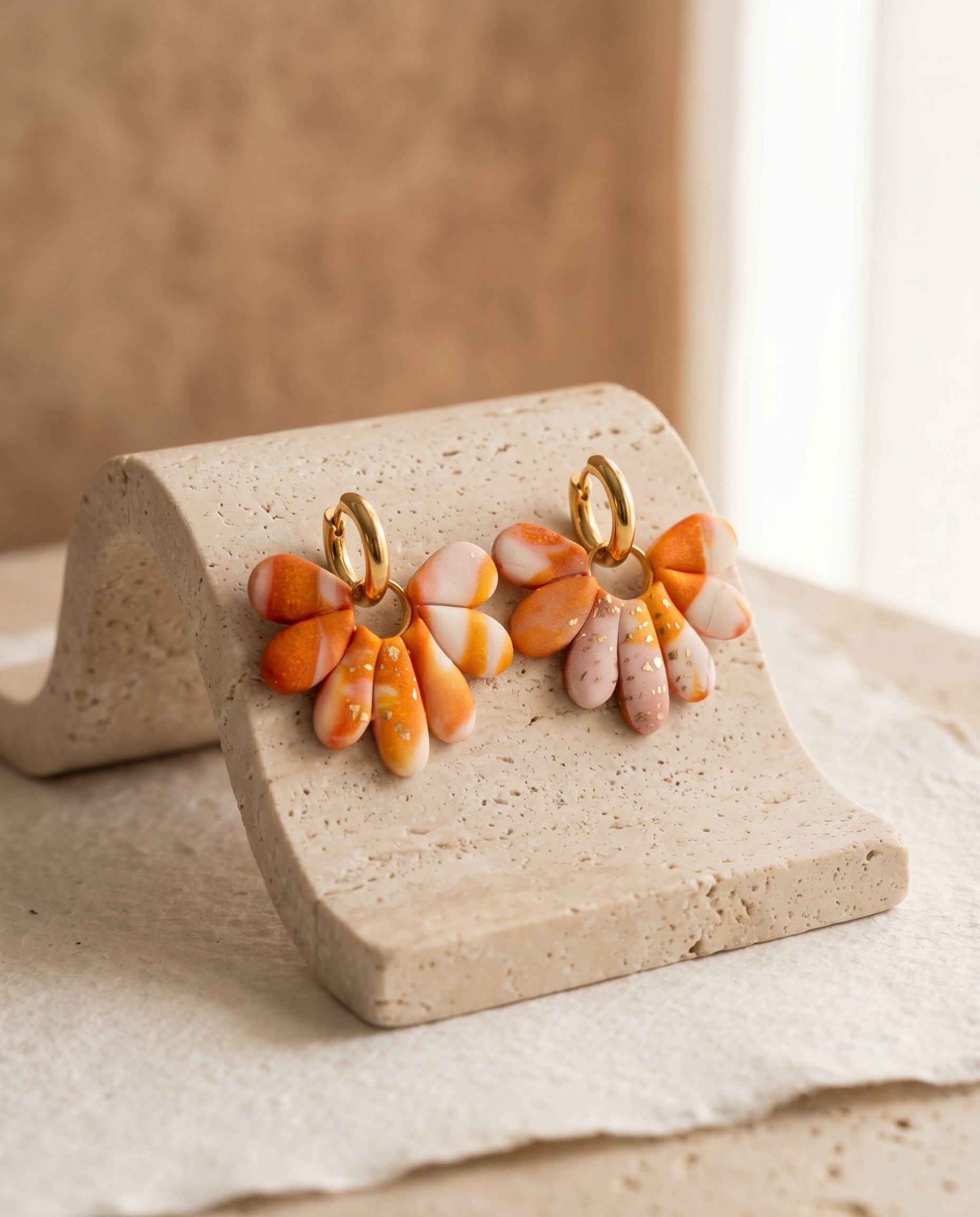 Pendientes Kaiora marmoleados naranja crema rosa con destellos dorados