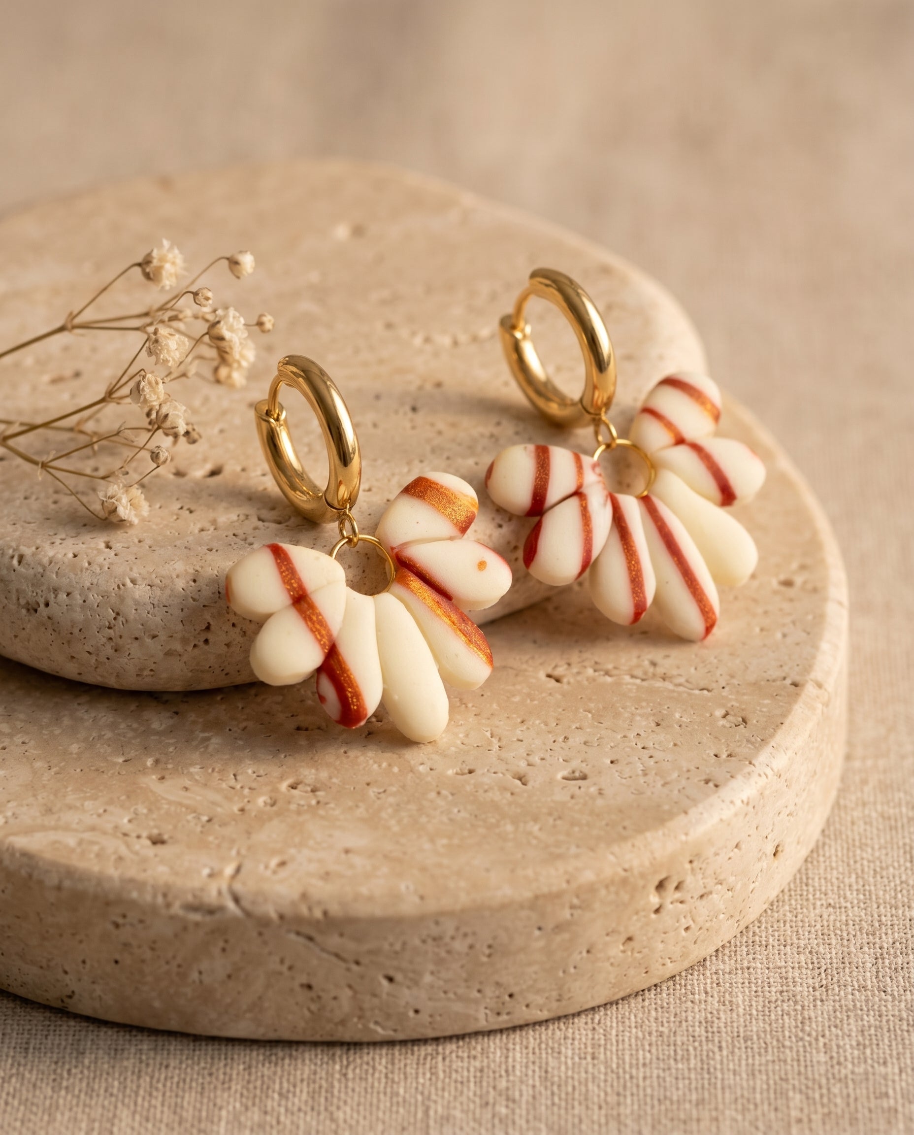 Pendientes Kaiora de pétalos crema con vetas tierra y aros dorados de acero inoxidable