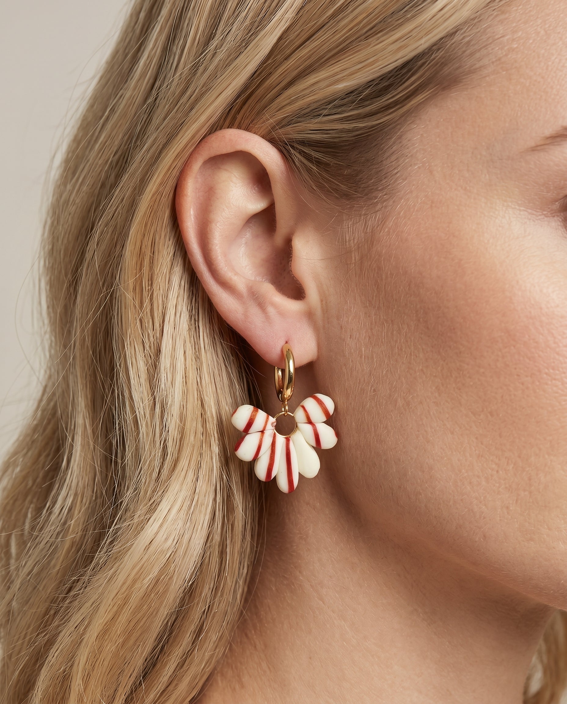 Pendientes flor Kaiora crema y rojo con aro dorado