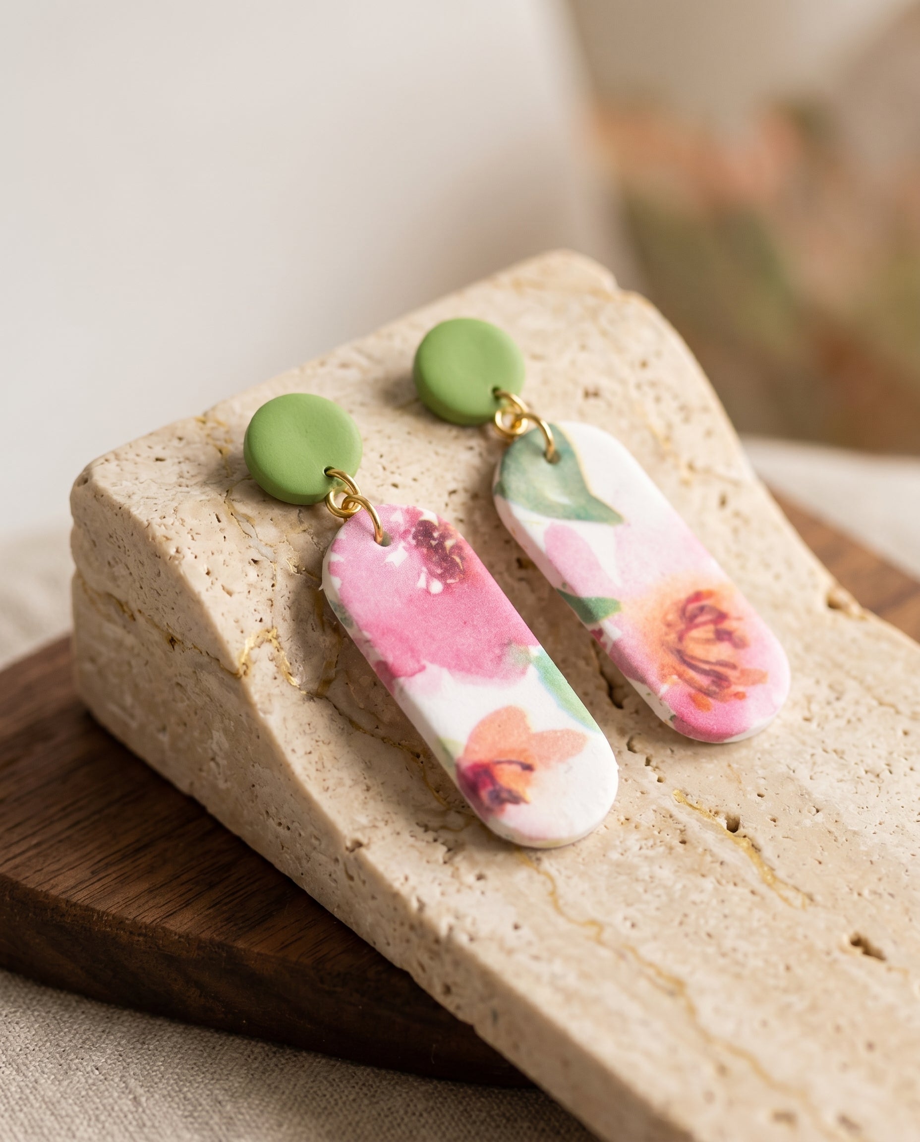 Pendientes Kaiora Soft Garden florales acuarela rosas y verdes con detalles dorados