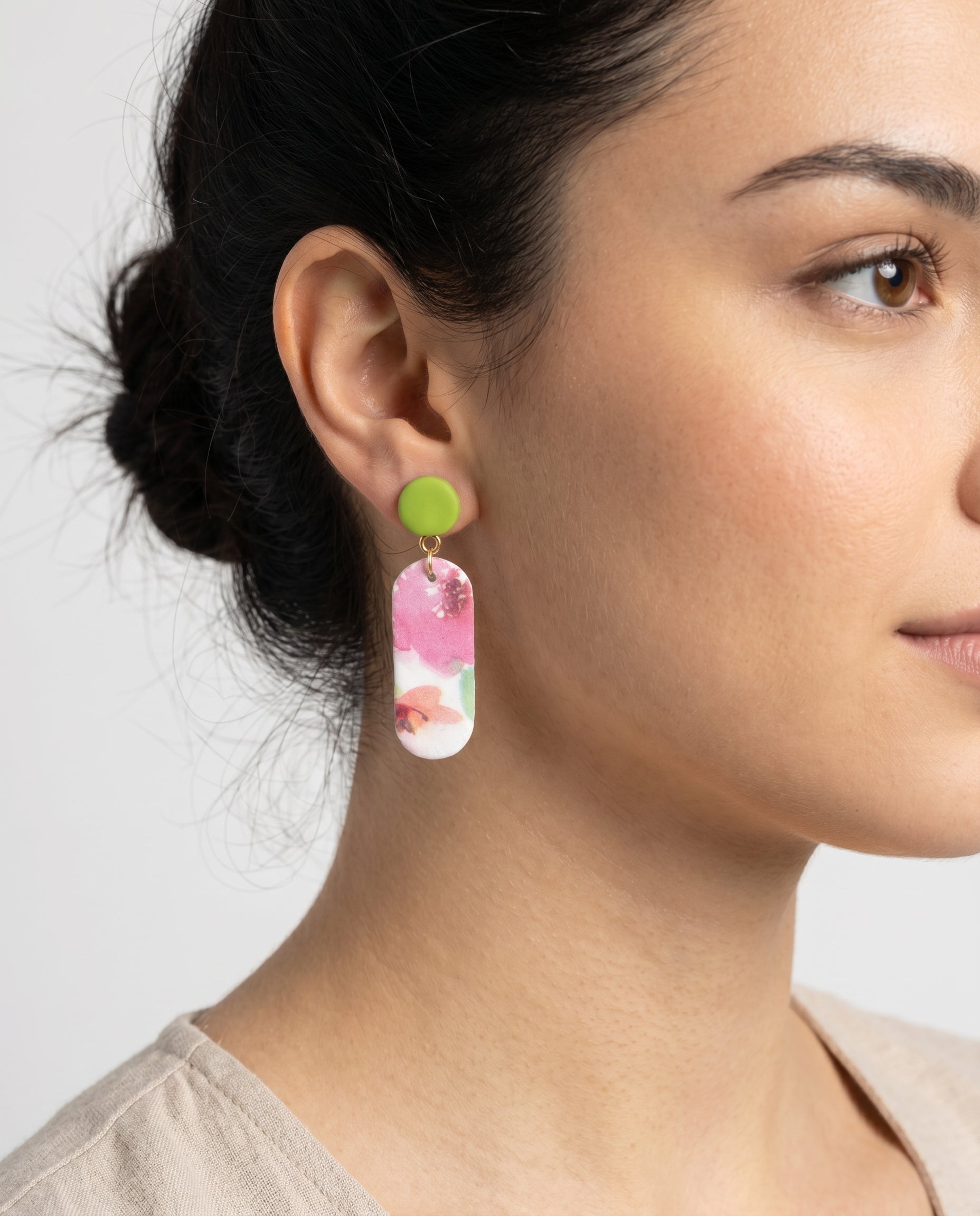 Pendientes Soft Garden Kaiora florales acuarela rosa y verde de acero inoxidable
