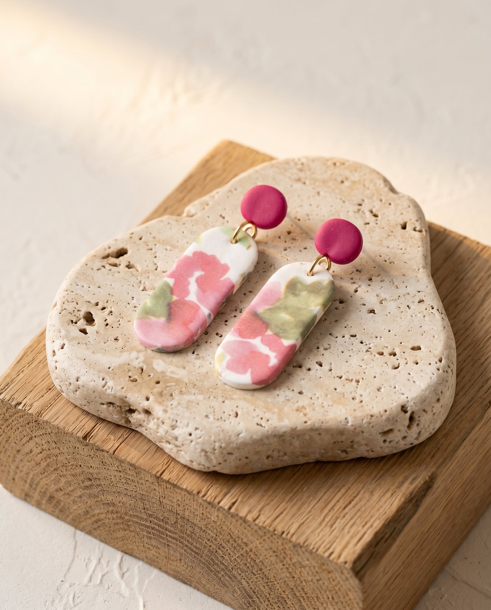 Pendientes Kaiora Soft Garden florales acuarela rosados, magentas y verdes con detalles dorados.