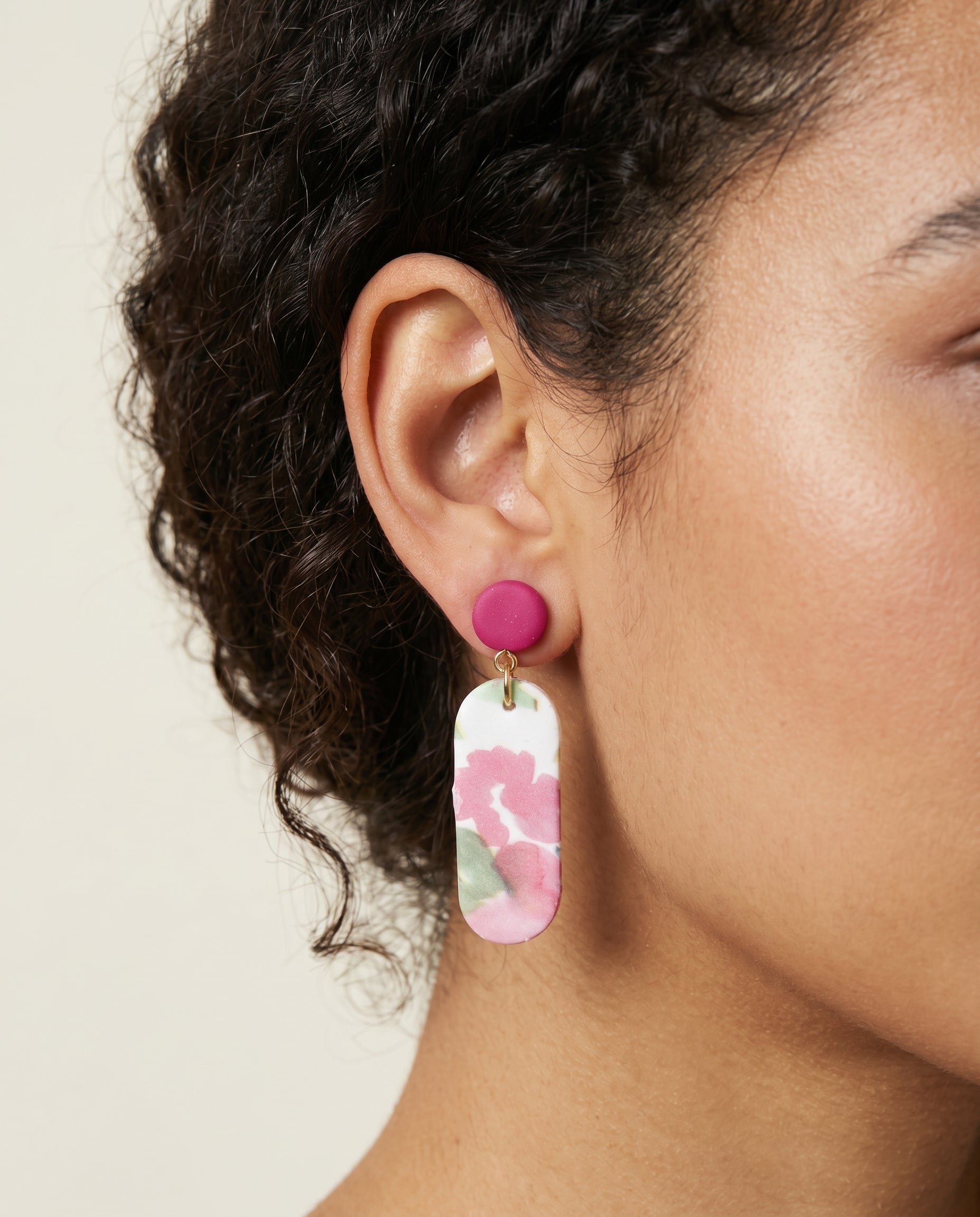 Pendientes Soft Garden Kaiora florales acuarela rosa y magenta con detalles dorados