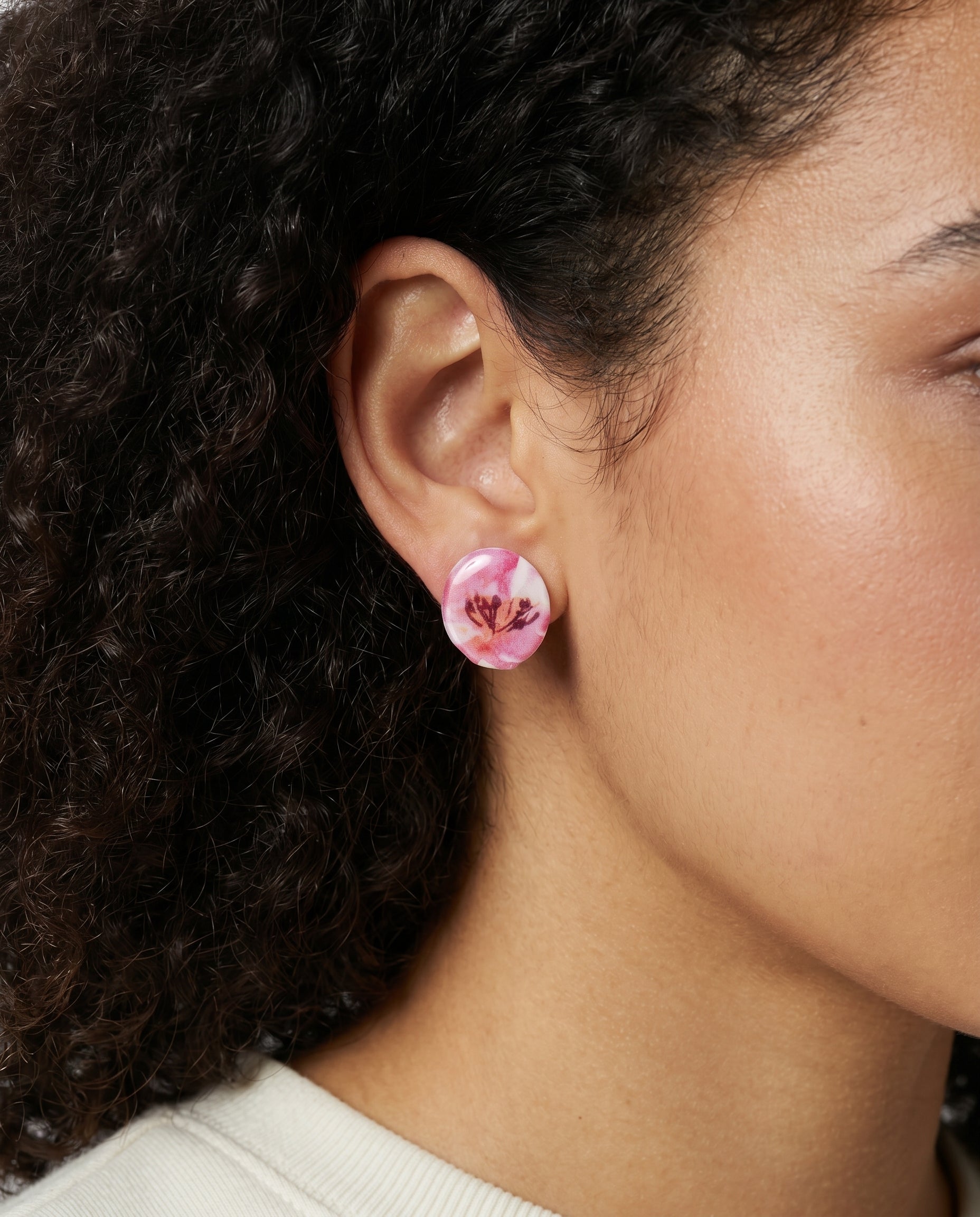 Pendientes Kaiora Rose redondos con diseño floral rosa
