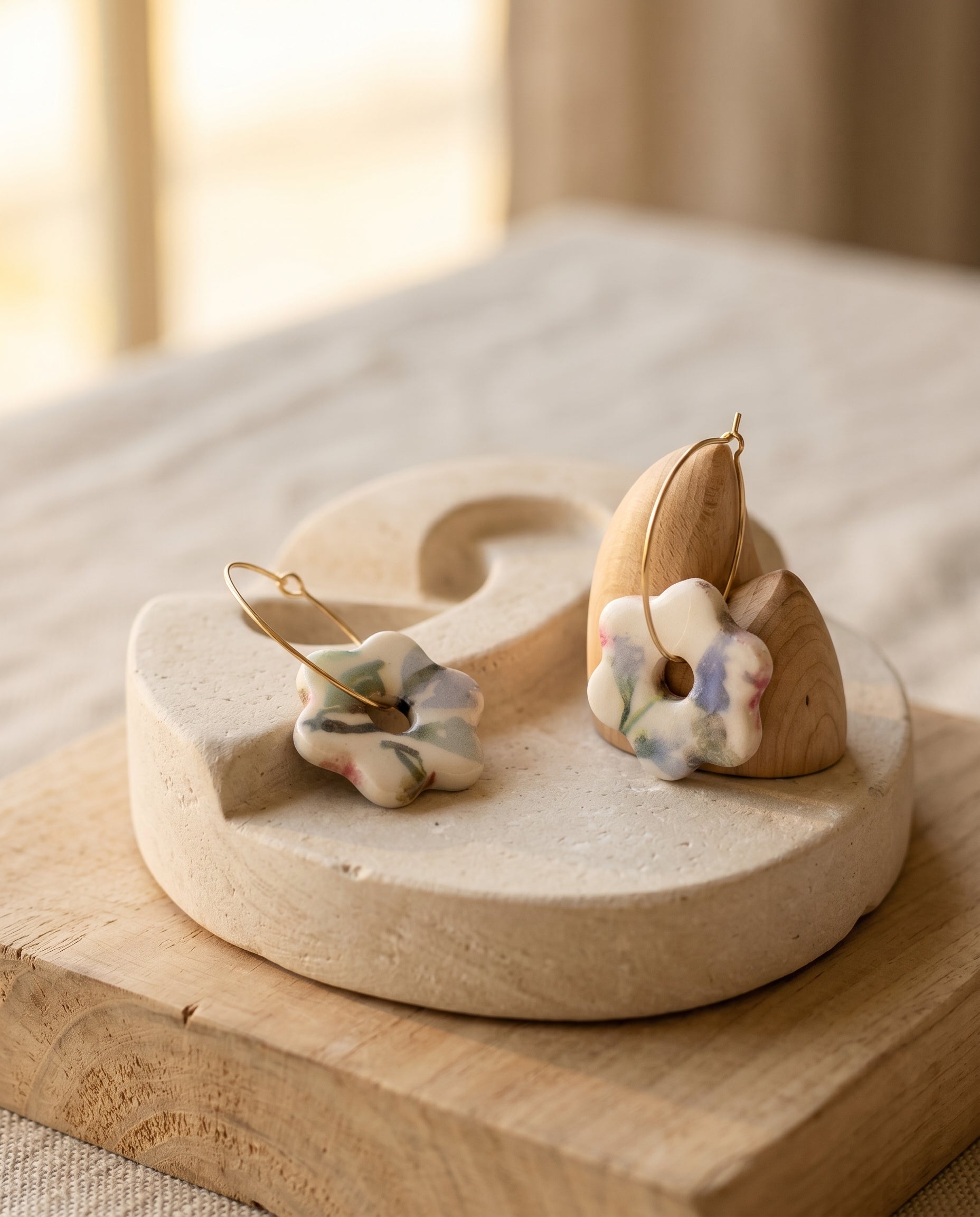 Pendientes Estrella Floral Kaiora con diseño floral acuarela multicolor y aros dorados
