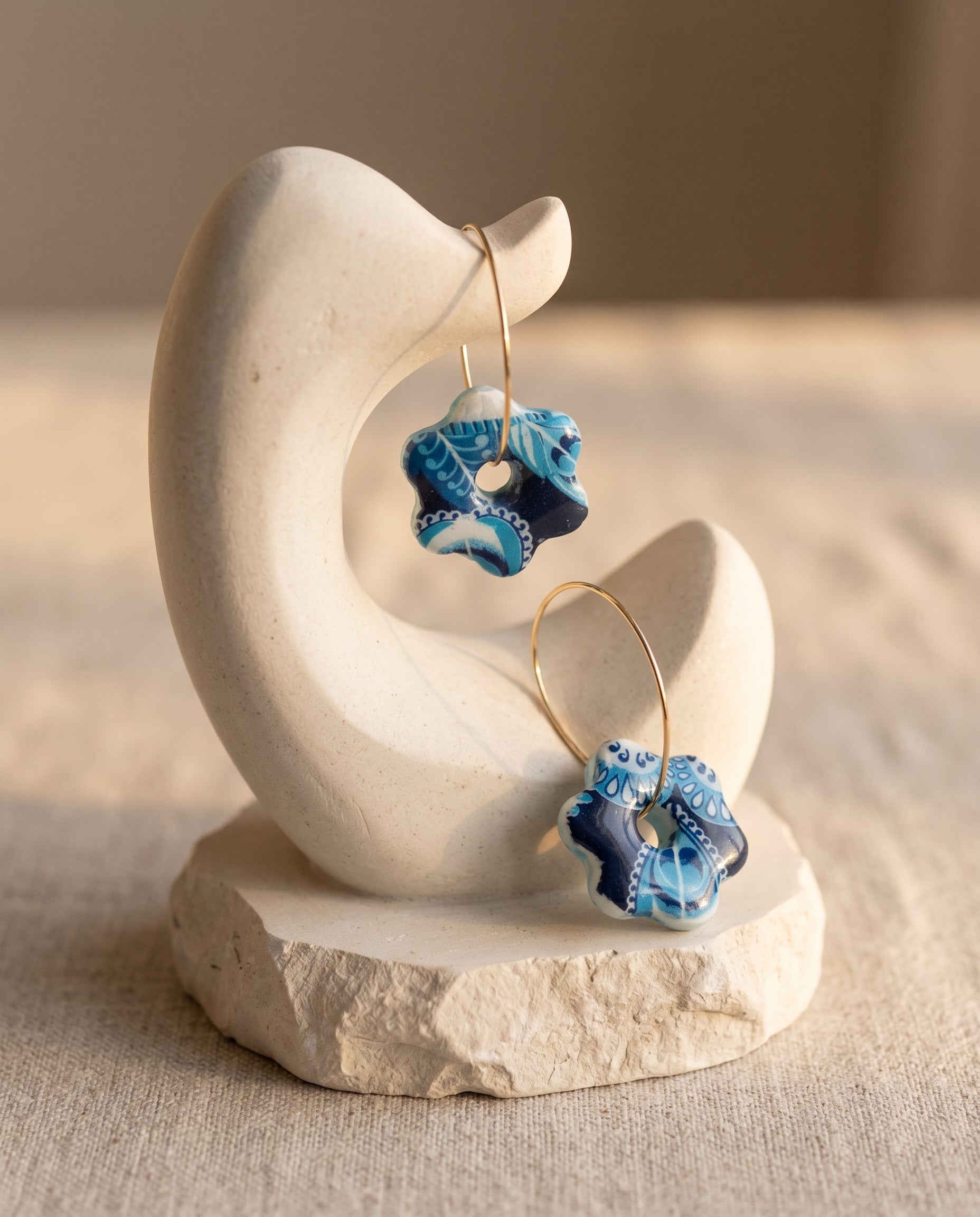 Pendientes Estrella Floral Kaiora azules con estampado floral y aro dorado