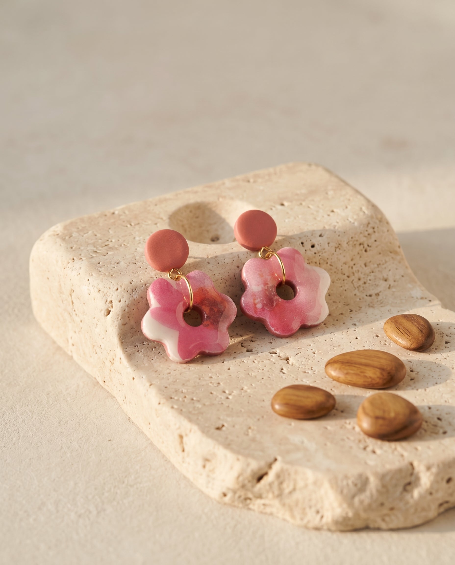 Pendientes florales rosa y blanco Kaiora con detalles dorados