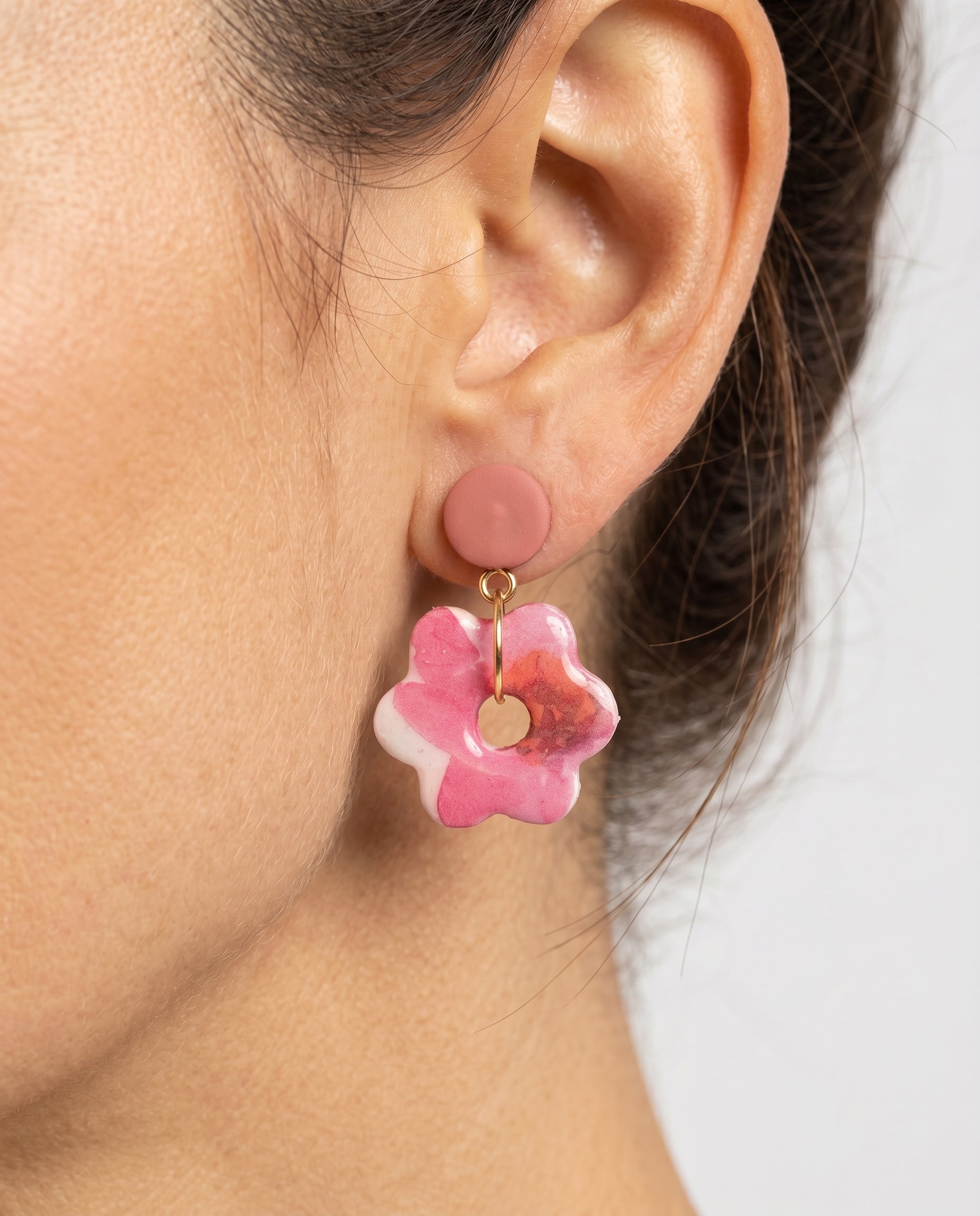 Pendientes florales Kaiora rosas y blancos con detalles dorados