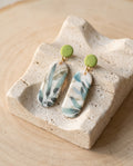 Pendientes Kaiora Soft Garden verdes con estampado de hojas acuarela y detalles dorados