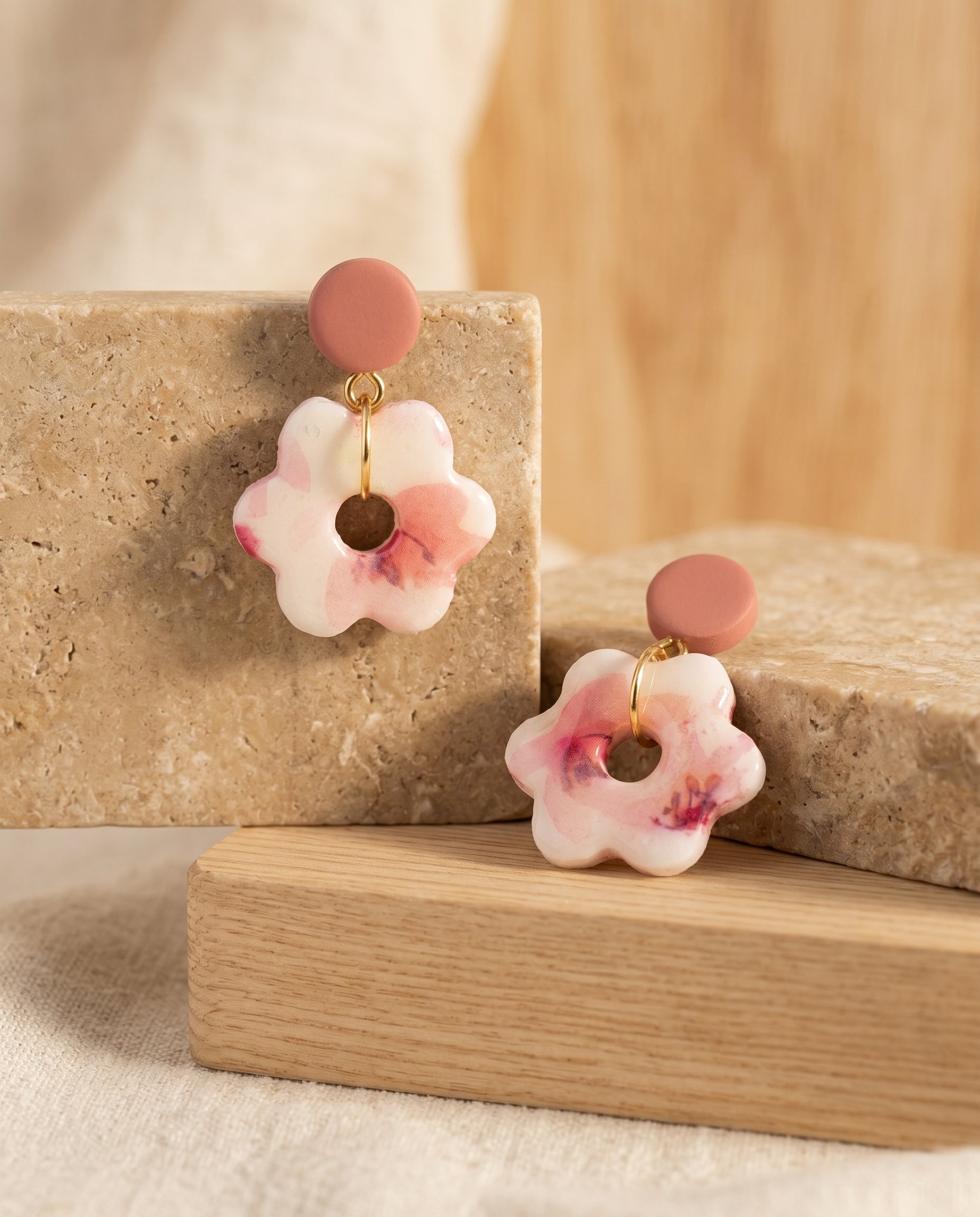 Pendientes Kaiora florales rosas y blancos con base rosa y aro dorado
