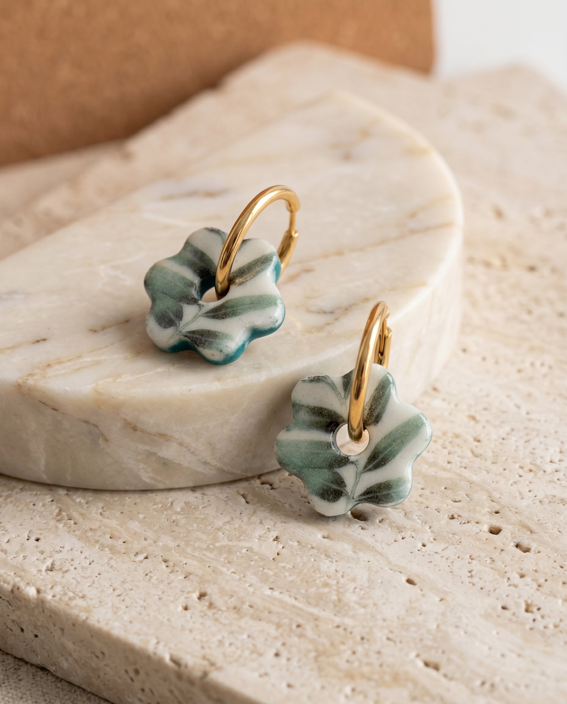 Pendientes Estrella Floral Kaiora verdes con estampado de hojas y aro dorado