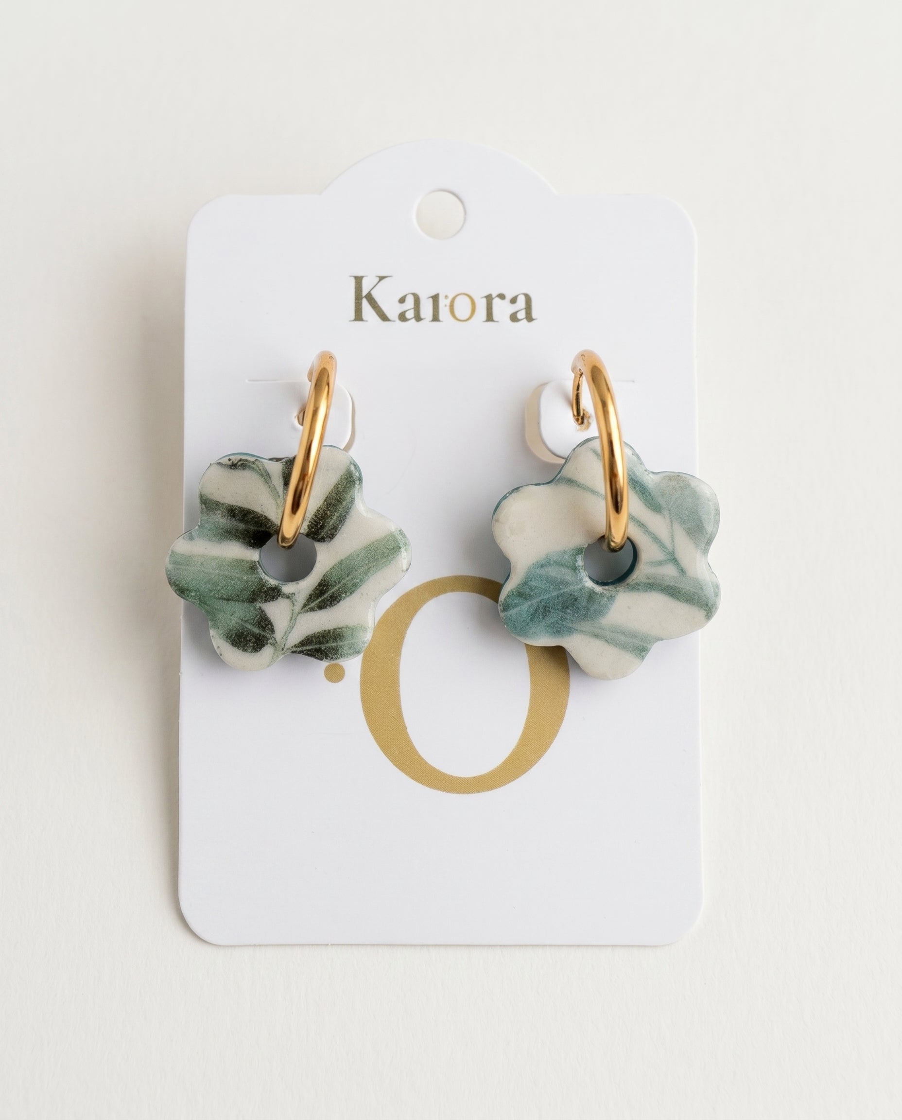 Pendientes Kaiora Estrella Floral verdes con estampado de hojas y aros dorados