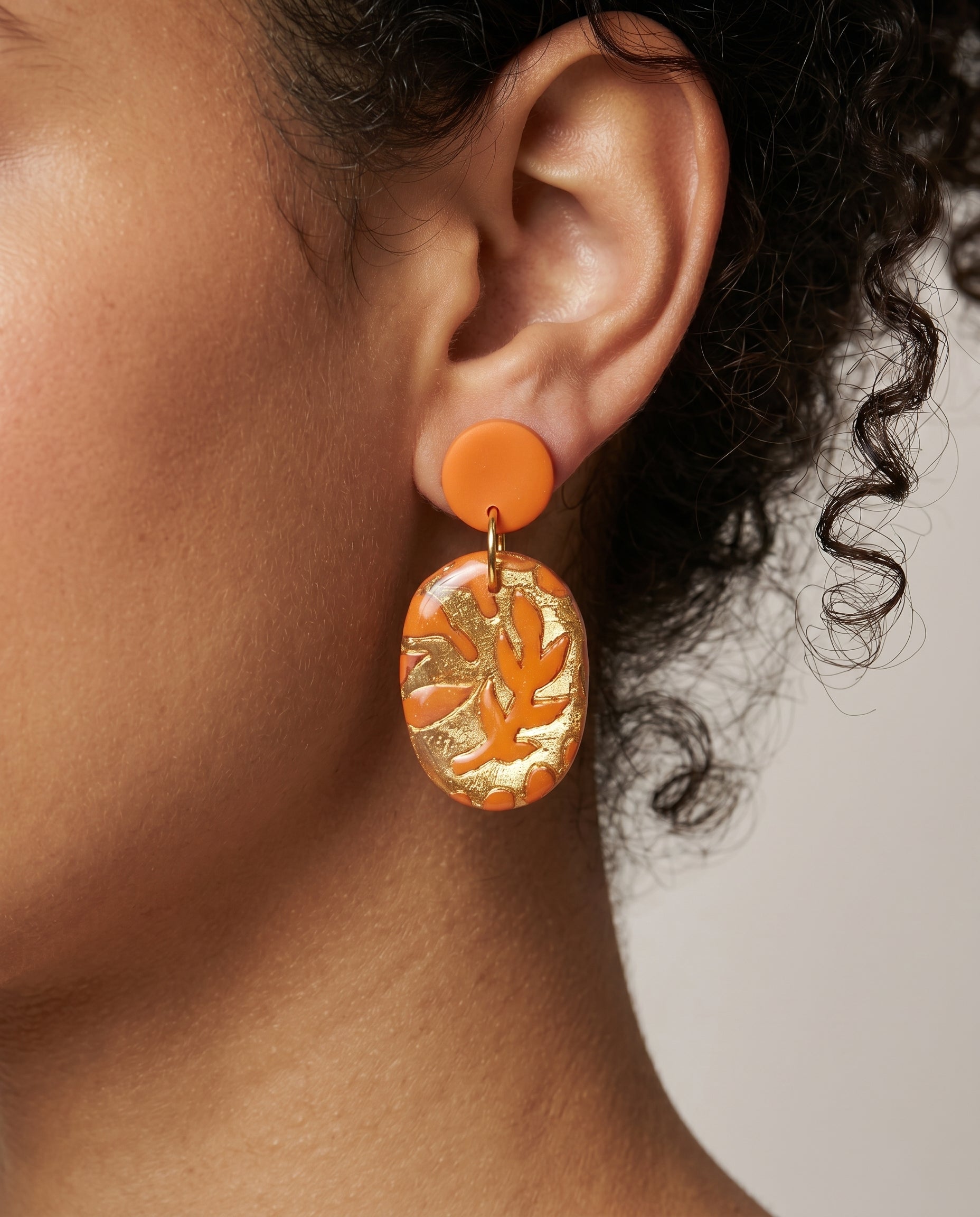 Pendientes Coral Ámbar Kaiora naranjas y dorados con diseño artesanal