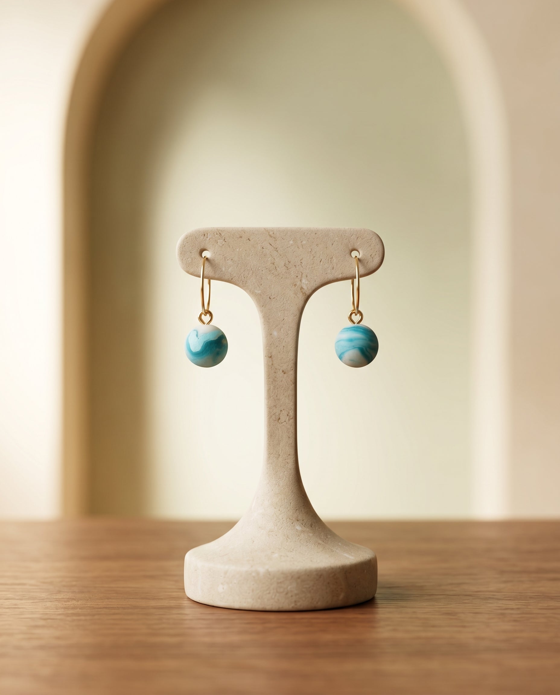 Pendientes Kaiora Gota de Mar de acero inoxidable dorado con cuentas marmoleadas azul y blanco