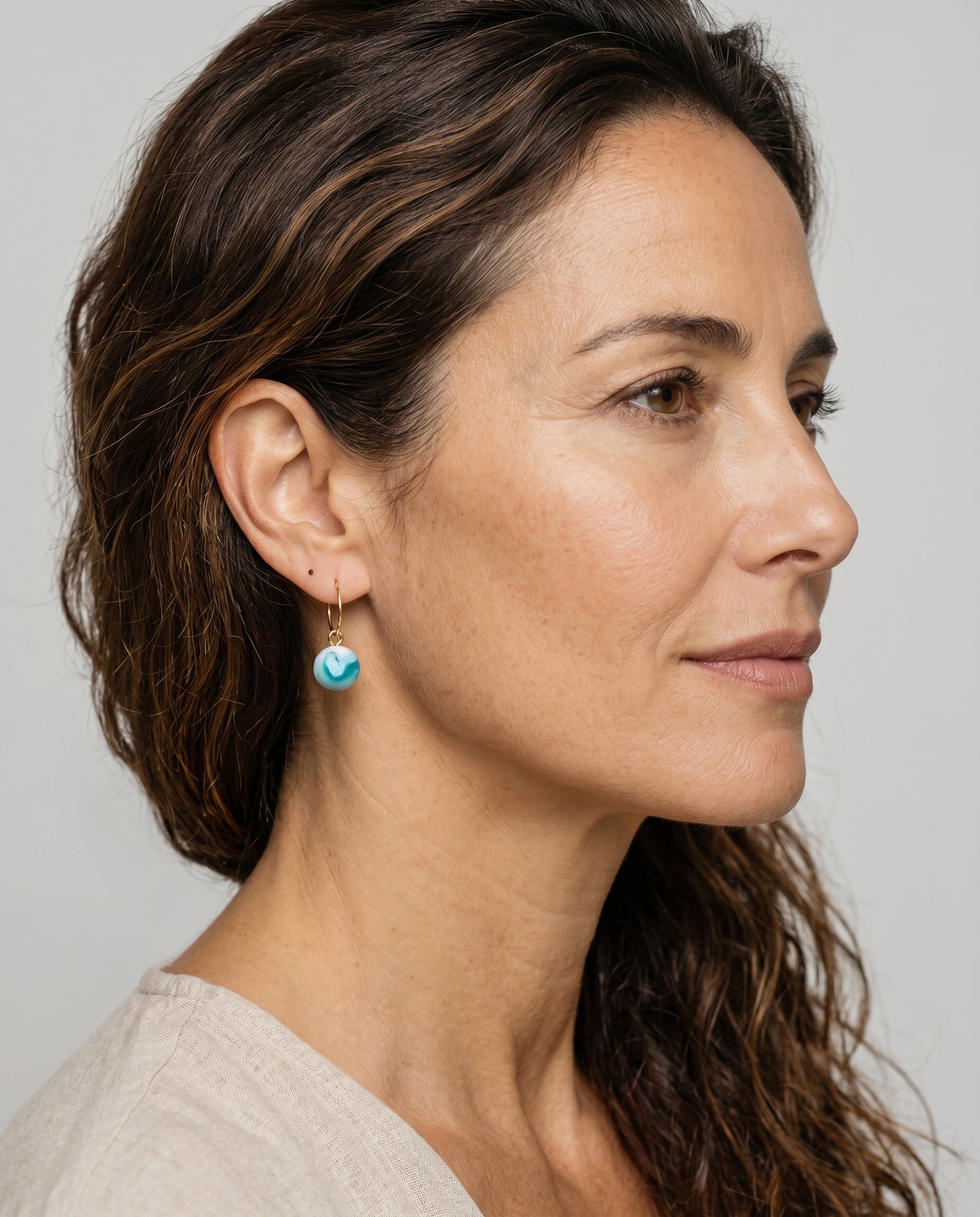 Pendientes Kaiora Gota de Mar dorados con bola azul y blanca efecto mármol
