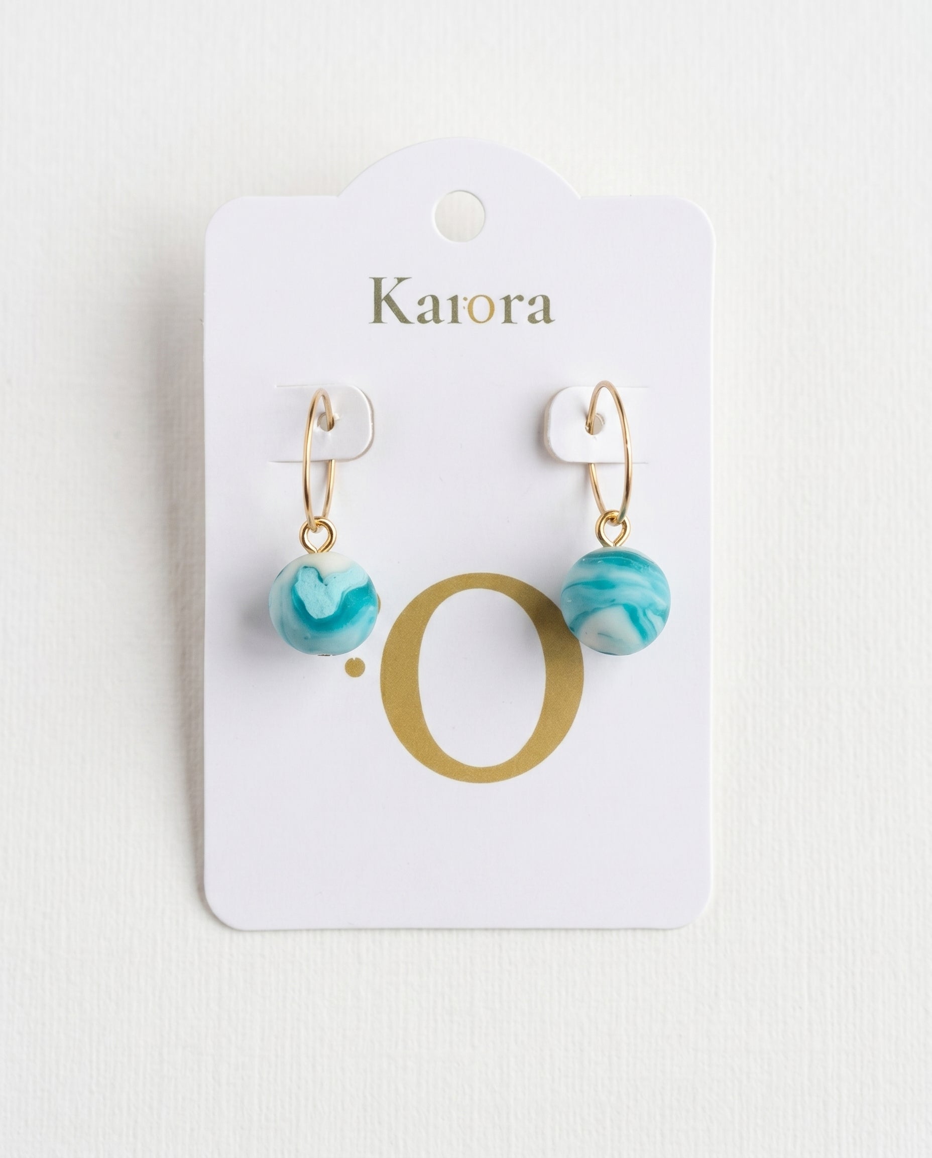 Pendientes Kaiora Gota de Mar dorados de acero inoxidable con esferas azul turquesa marmoleadas