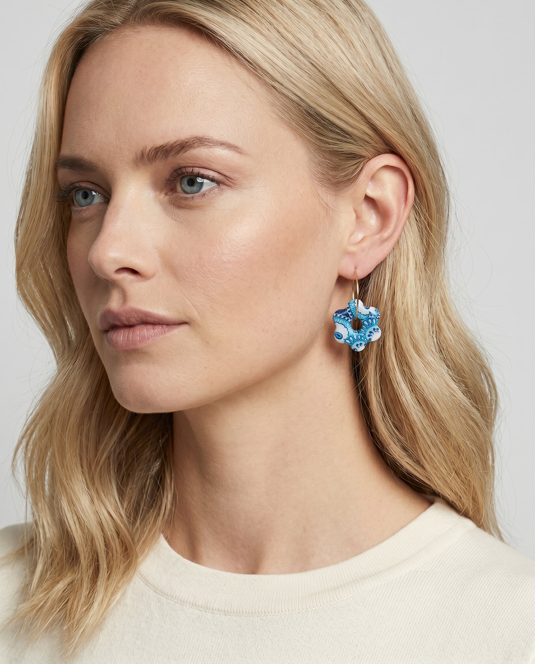 Pendientes Kaiora Estrella Floral azules y blancos con estampado y aro dorado