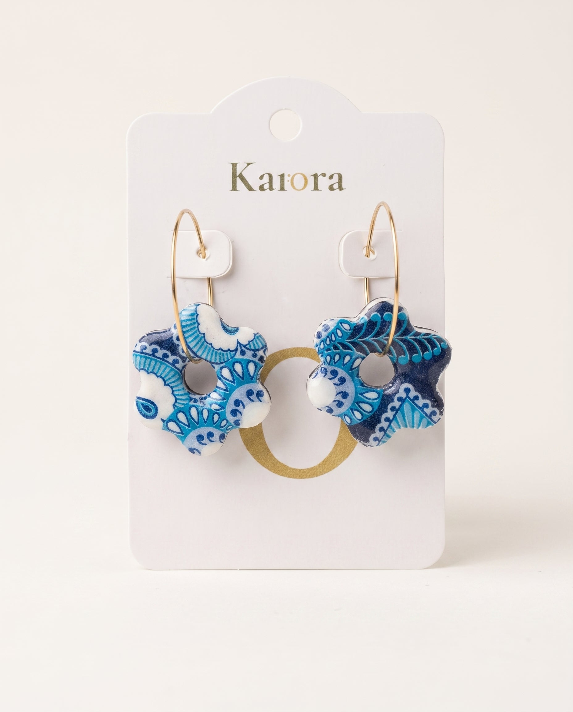 Pendientes Kaiora florales azules y blancos con estampado tipo talavera y aros dorados