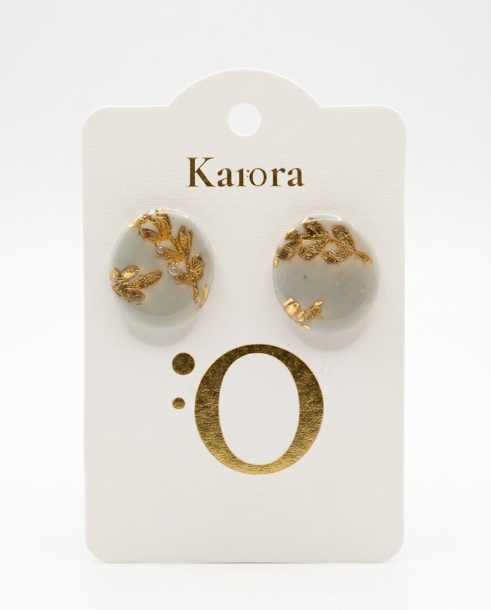 Pendientes Kaiora Jardín Dorado ovalados con hojas doradas y perlas sobre base gris