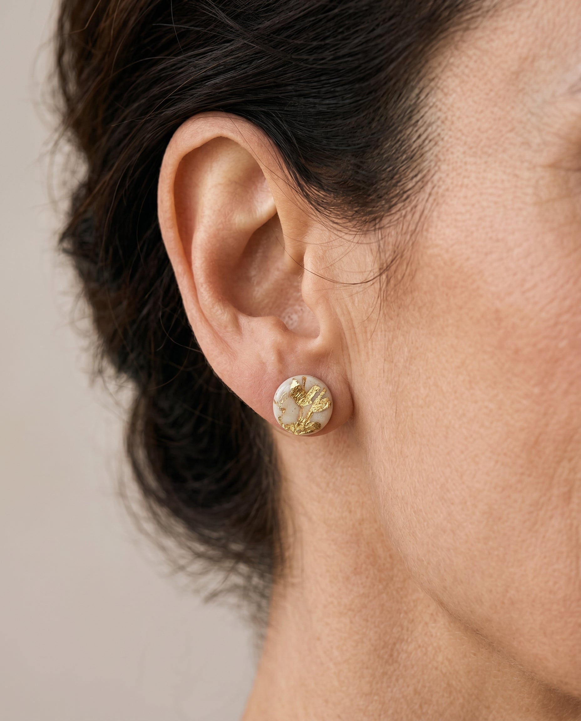 Pendientes Jardín Dorado blancos y dorados de acero inoxidable Kaiora