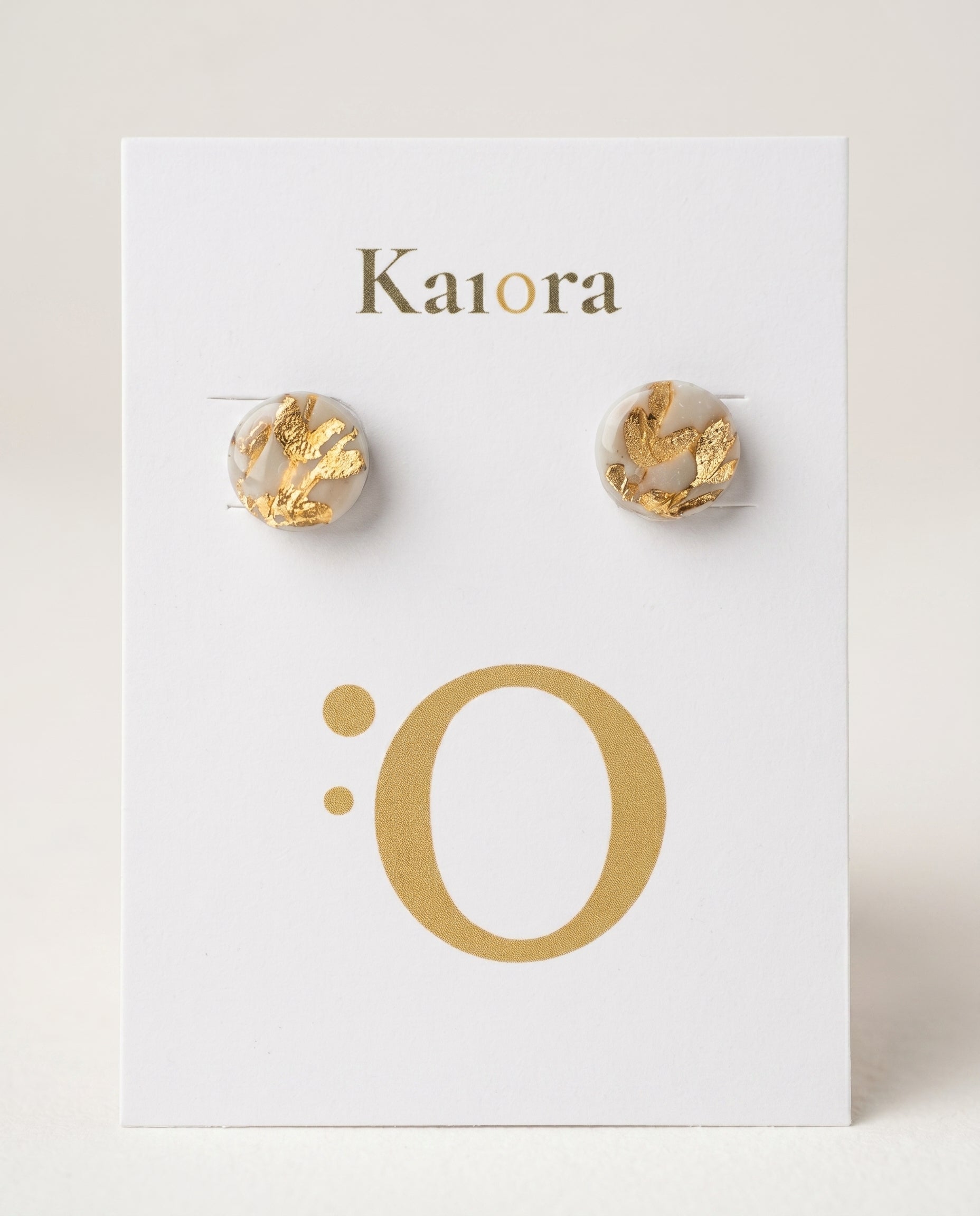 Pendientes stud Kaiora Jardín Dorado de resina neutra con pan de oro