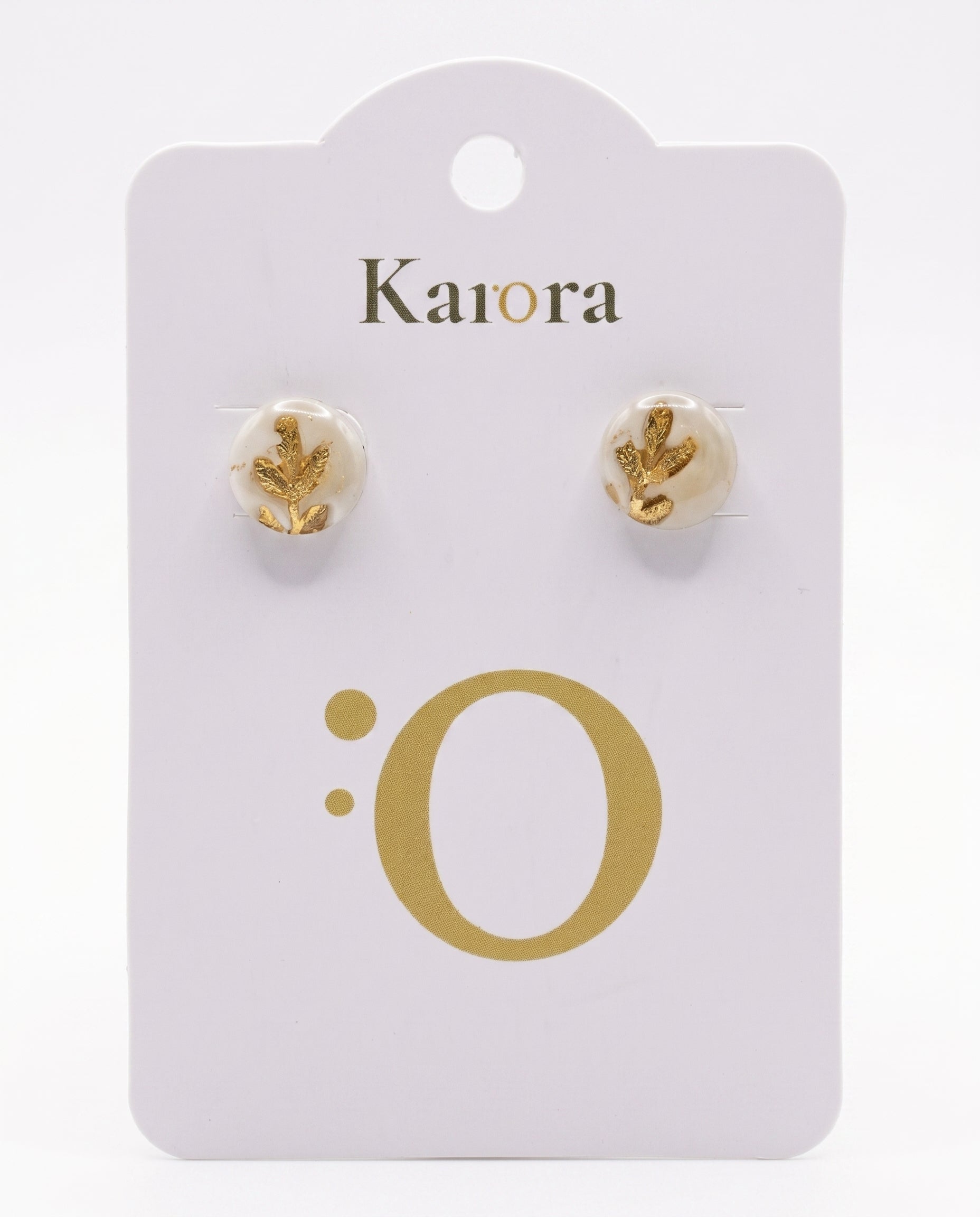 Pendientes Kaiora Jardín Dorado con diseño de hoja dorada y base blanca