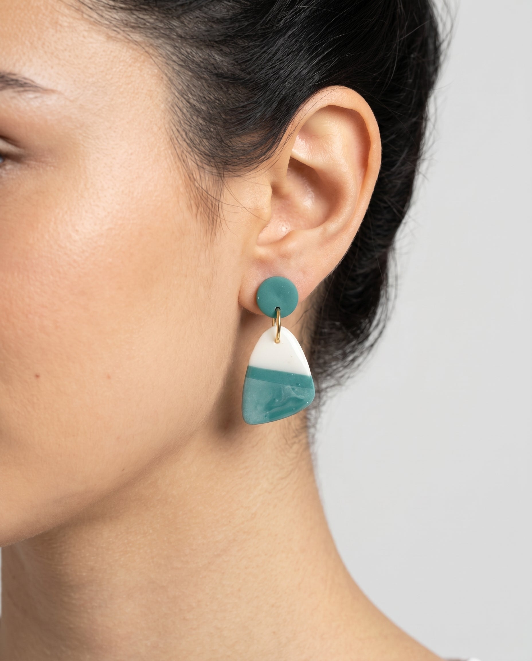 Pendientes colgantes geométricos Kaiora Dune bicolores blanco y verde azulado con detalles dorados