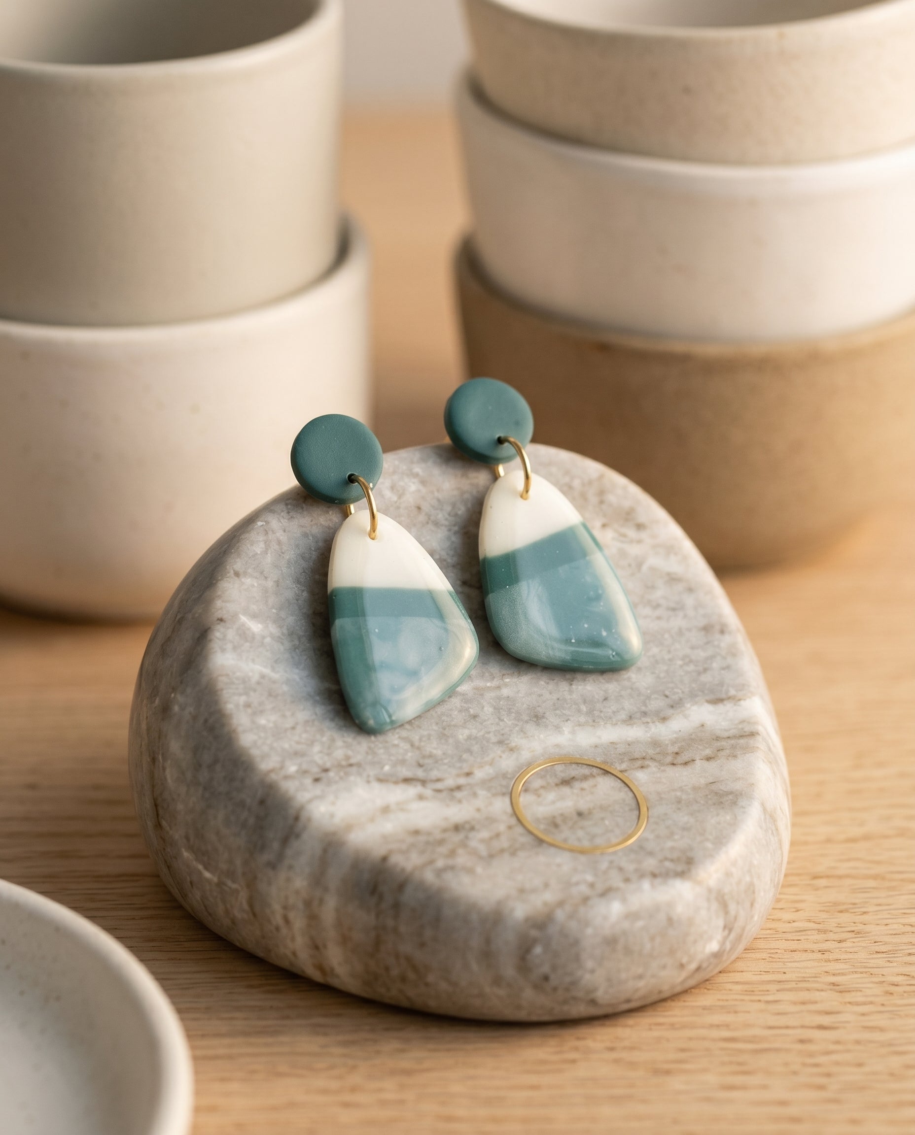 Pendientes Kaiora Dune verde azulado y blanco con detalles dorados