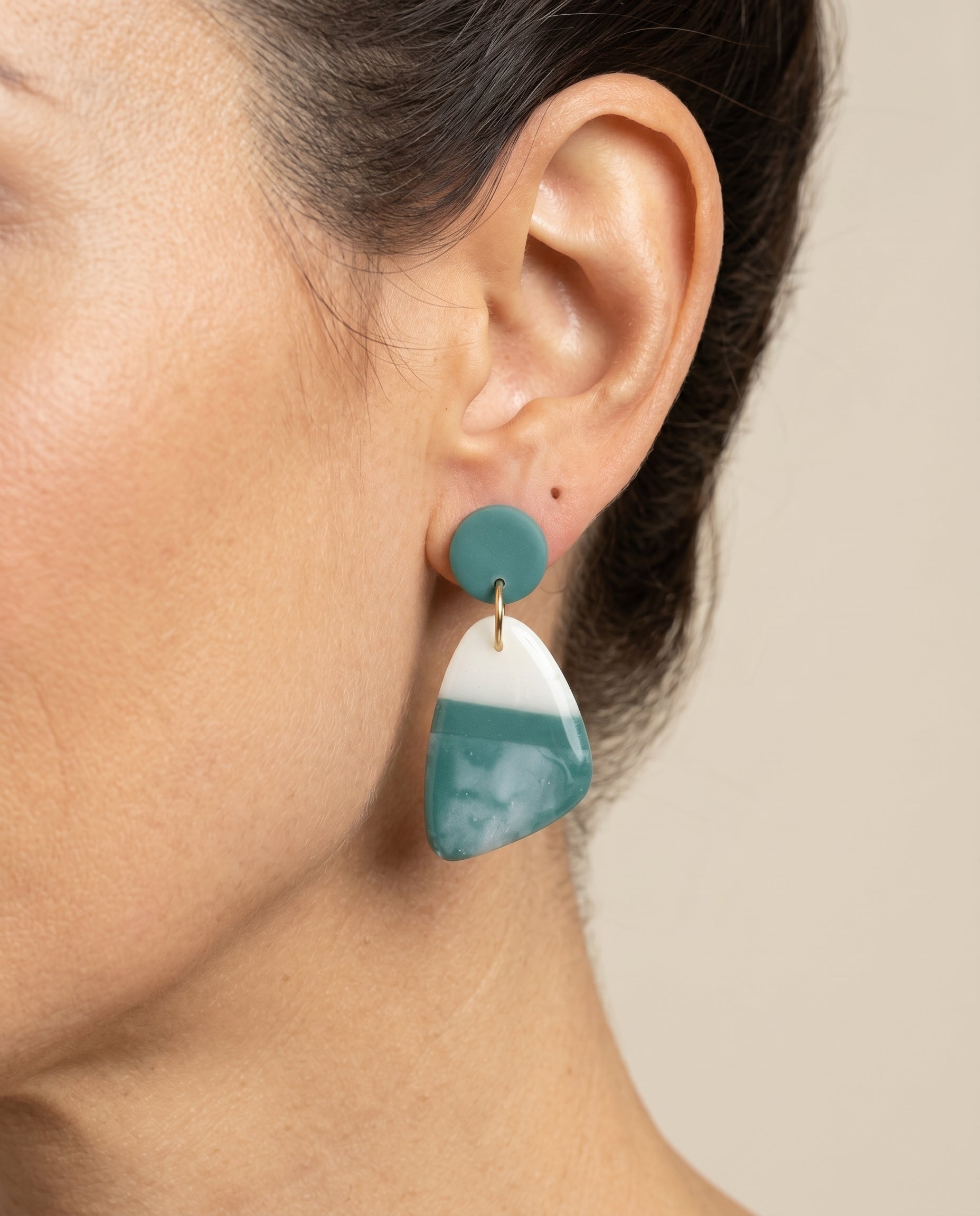 Pendientes Dune Kaiora de resina verde azulado y blanco con detalle dorado